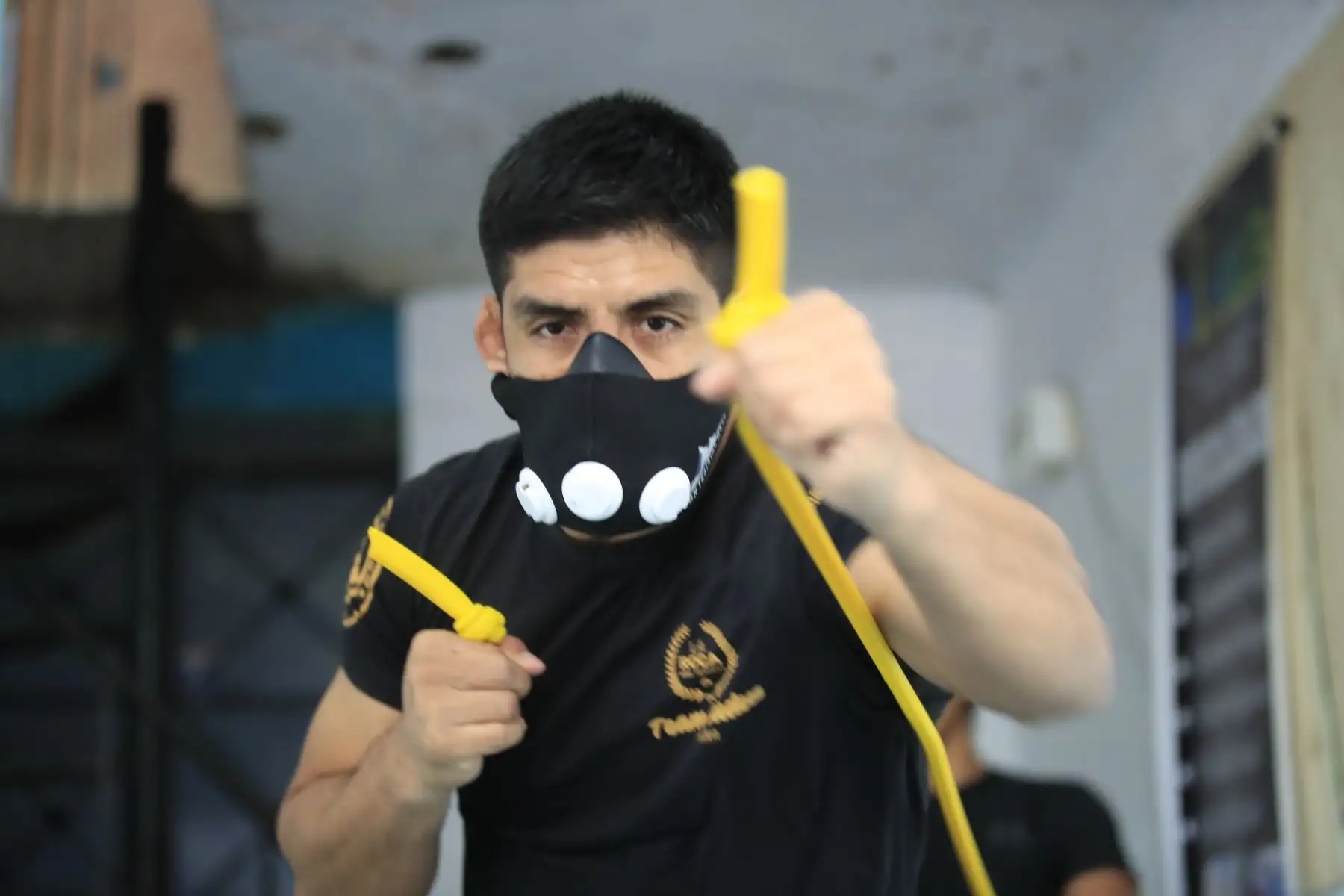 Abel Herrera, seleccionado nacional de Lucha Olímpica trabaja con un elástico de resistencia.
Debido a la cuarentena impuesta por el Estado para evitar contagios de covid-19 muchos deportistas han adecuado su viviendas como centro de preparación para no perder el ritmo competitivo.

Foto: ANDINA / Juan Carlos Guzmán Negrini