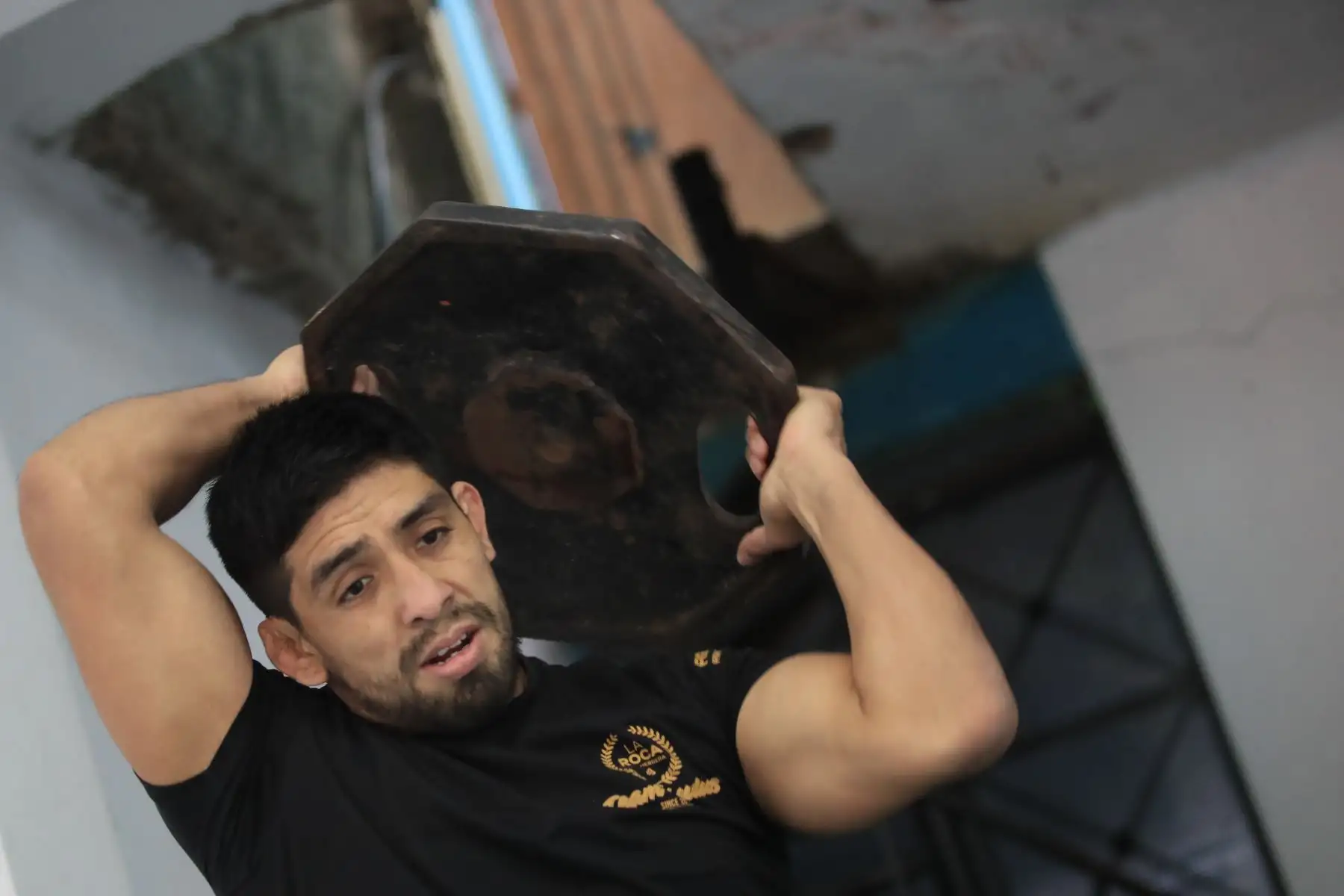 Abel Herrera, seleccionado nacional de Lucha Olímpica realiza trabajo con pesas. Debido a la cuarentena impuesta por el Estado para evitar contagios de covid-19 muchos deportistas han adecuado su viviendas como centro de preparación para no perder el ritmo competitivo.

Foto: ANDINA/ Juan Carlos Guzmán Negrini