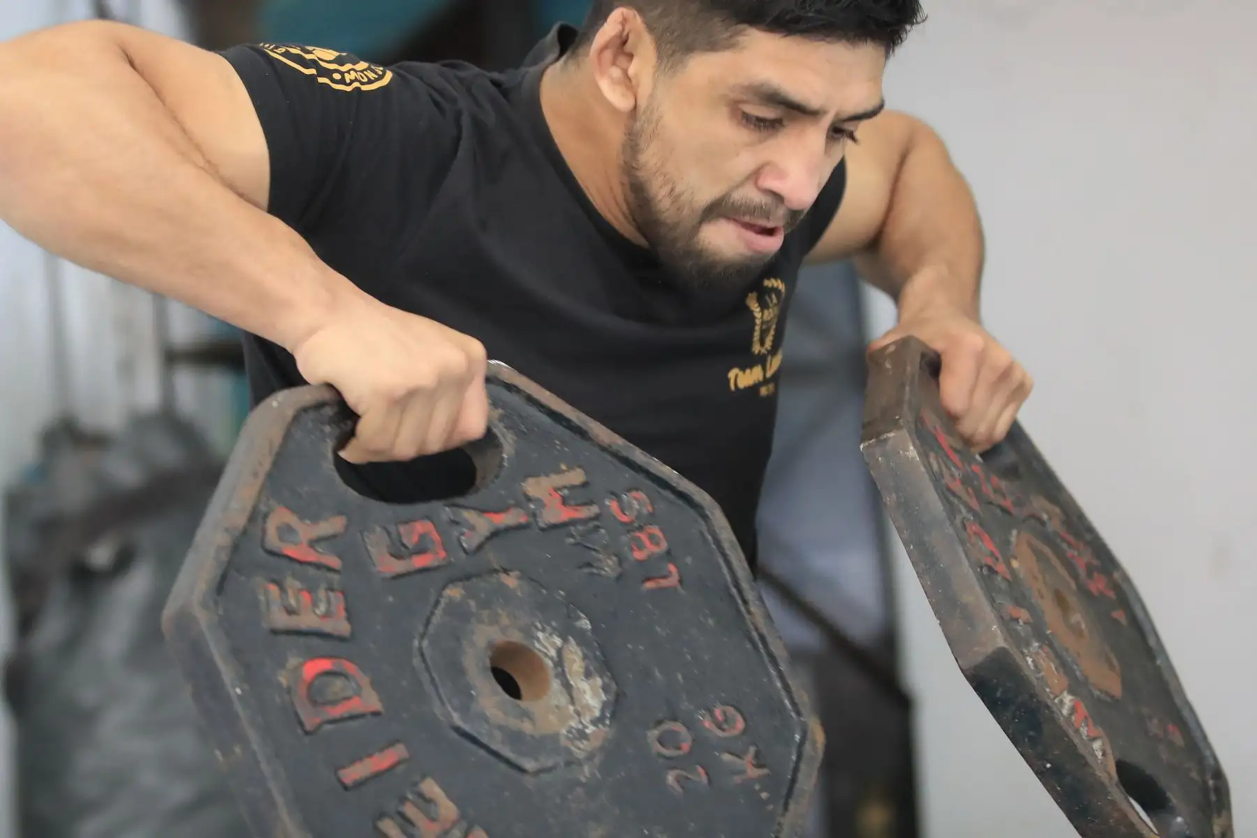 Abel Herrera, seleccionado nacional de Lucha Olímpica realiza trabajo con pesas. Debido a la cuarentena impuesta por el Estado para evitar contagios de covid-19 muchos deportistas han adecuado su viviendas como centro de preparación para no perder el ritmo competitivo.

Foto: ANDINA/ Juan Carlos Guzmán Negrini