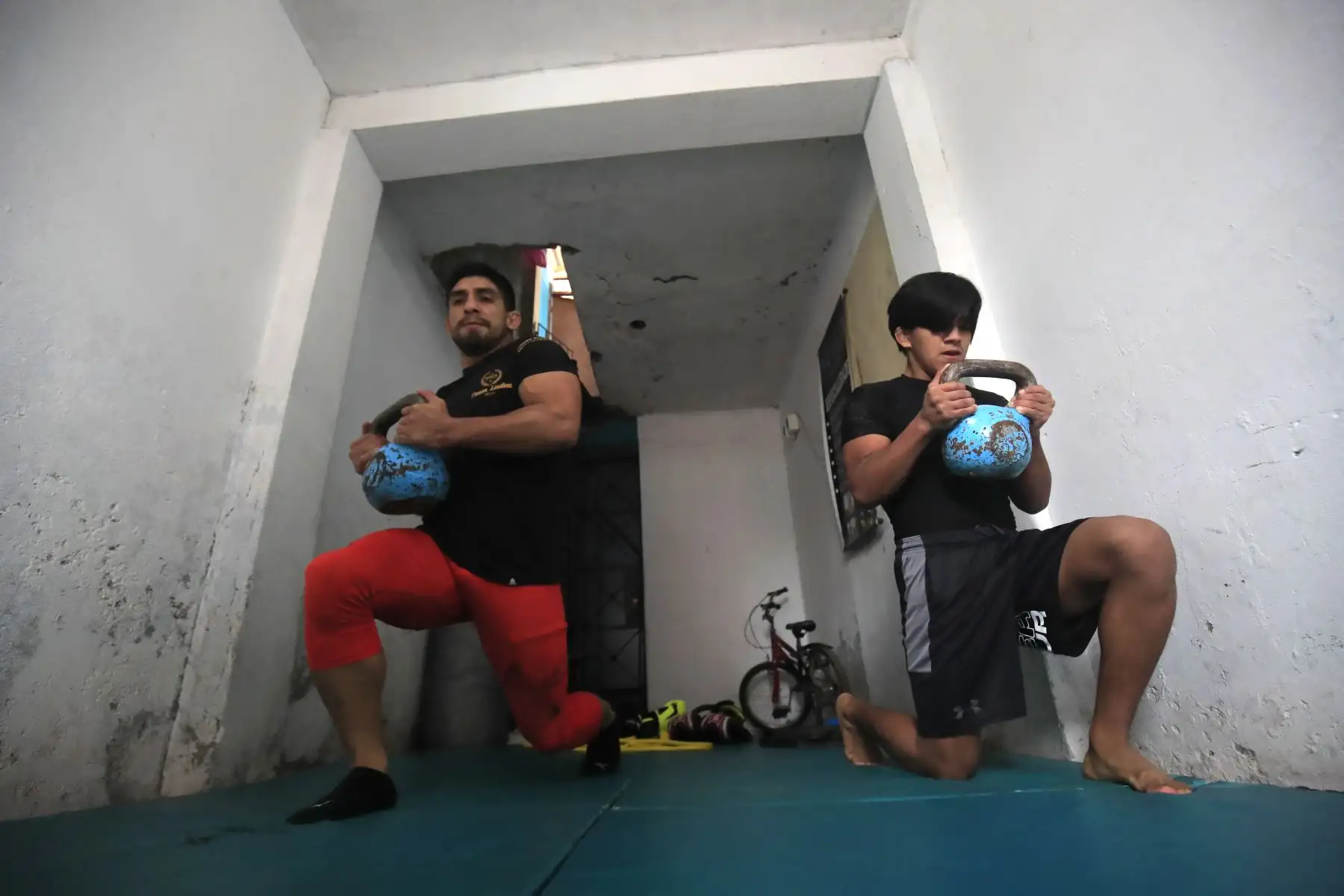 Abel Herrera, seleccionado nacional de Lucha Olímpica realiza trabajo con pesas. Debido a la cuarentena impuesta por el Estado para evitar contagios de covid-19 muchos deportistas han adecuado su viviendas como centro de preparación para no perder el ritmo competitivo.

Foto: ANDINA/ Juan Carlos Guzmán Negrini