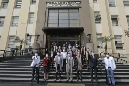 En medio de una gran expectativa, los gobiernos de Perú y Francia suscribieron hoy un contrato para el mejoramiento y/o ampliación de los servicios de salud de los hospitales Antonio Lorena de Cusco y Sergio Bernales de Lima, mediante un acuerdo de Estado a Estado y que beneficiará a más de 3.4 millones de personas entre ambos proyectos. ANDINA/Difusión