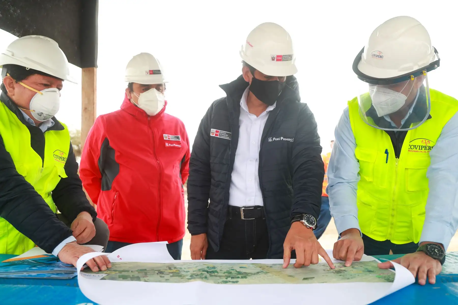 Ministro Carlos Lozada supervisa avances de segunda calzada en la Panamericana Sur de San Andrés a Guadalupe. Trabajo se reanudó en la fase 1 de la reactivación.
Foto: MTC