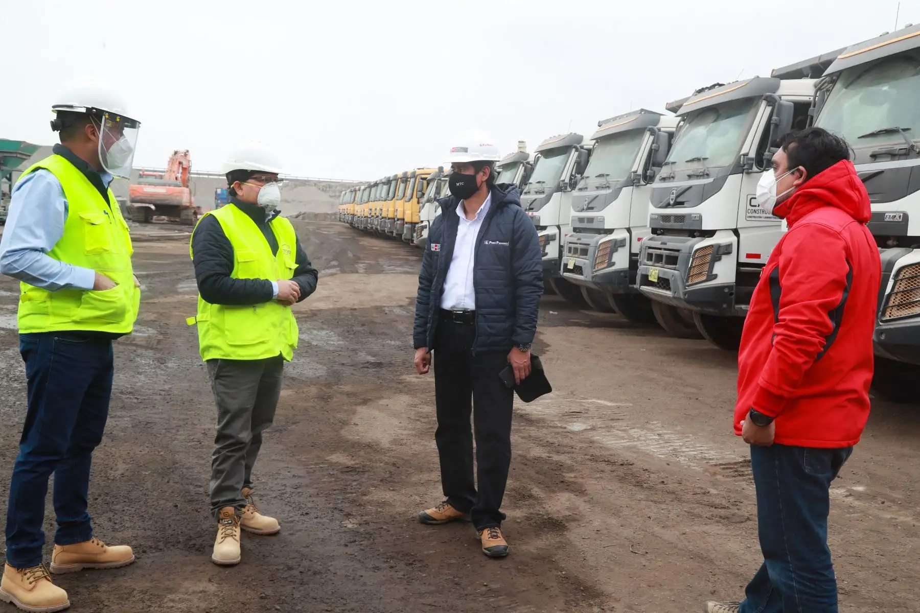 Con el protocolo de seguridad respectivo, los trabajadores realizan sus labores para culminar con los dos carriles adicionales que agilizarán el tránsito de San Andrés a Guadalupe. Foto: MTC