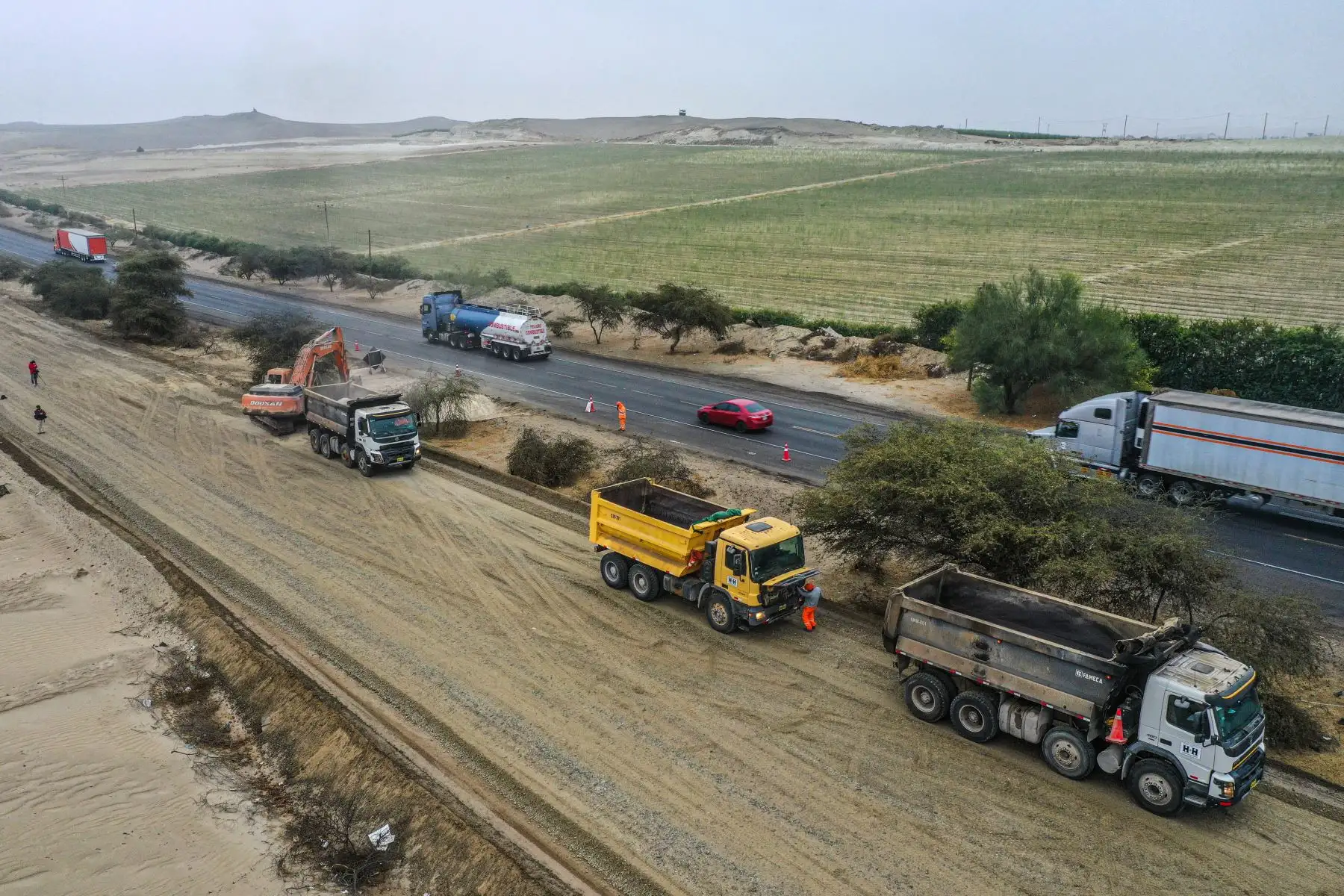 Ministro Carlos Lozada supervisa avances de segunda calzada en la Panamericana Sur de San Andrés a Guadalupe. Trabajo se reanudó en la fase 1 de la reactivación.
Foto: MTC