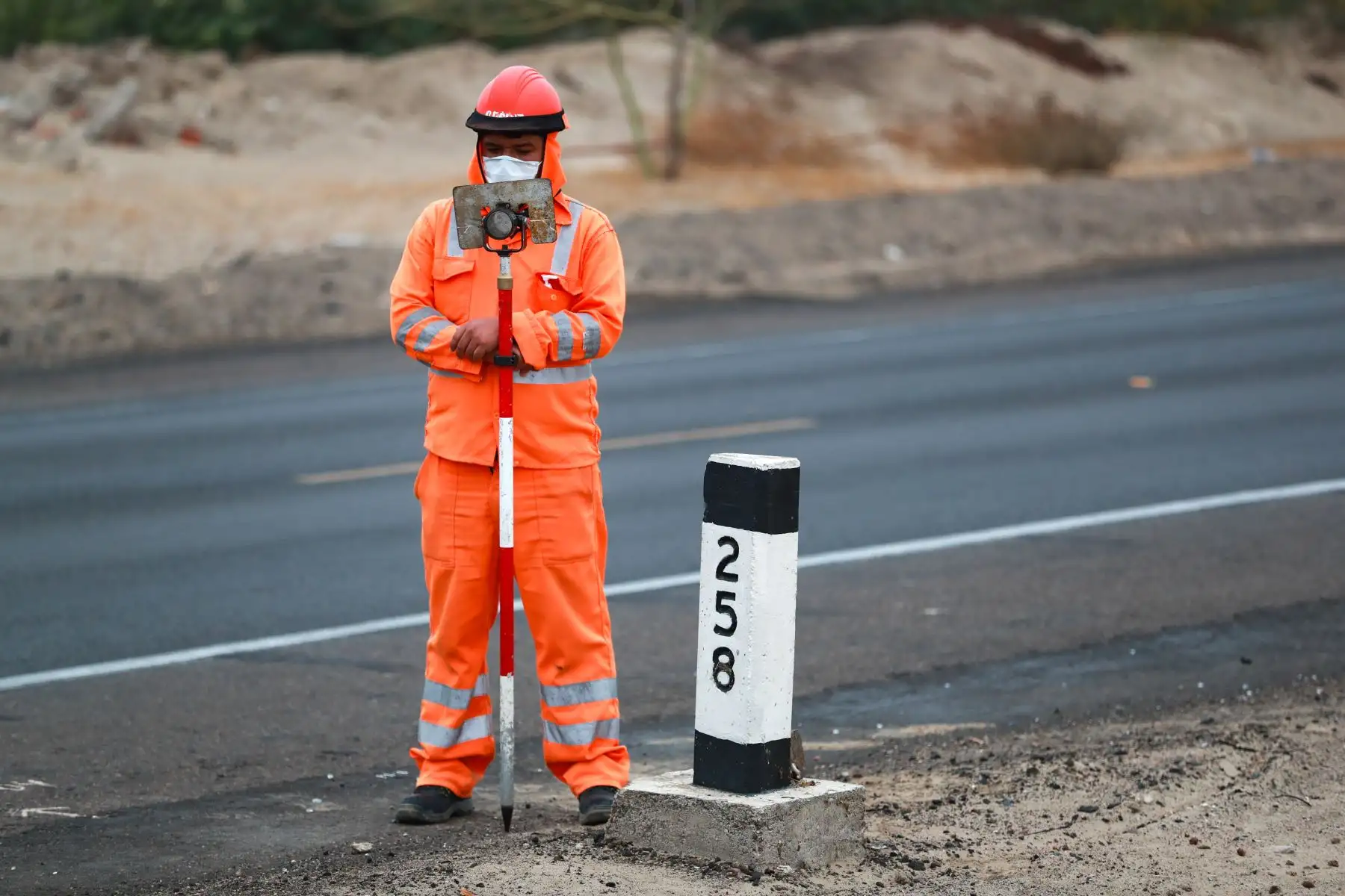 Con el protocolo de seguridad respectivo, los trabajadores realizan sus labores para culminar con los dos carriles adicionales que agilizarán el tránsito de San Andrés a Guadalupe. Foto: MTC
