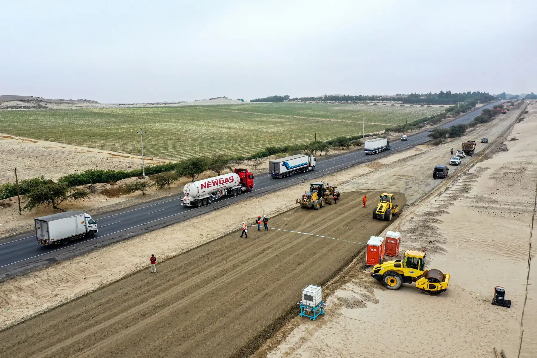 Ministro Carlos Lozada supervisa avances de segunda calzada en la Panamericana Sur de San Andrés a Guadalupe. Trabajo se reanudó en la fase 1 de la reactivación.
Foto: MTC