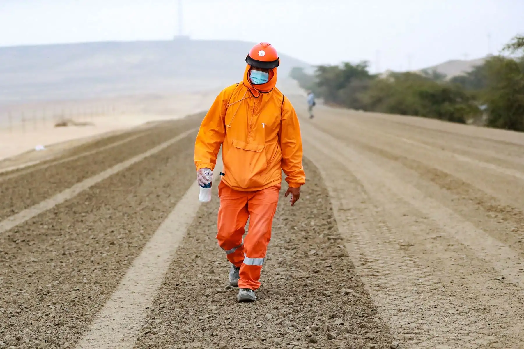 Con el protocolo de seguridad respectivo, los trabajadores realizan sus labores para culminar con los dos carriles adicionales que agilizarán el tránsito de San Andrés a Guadalupe. Foto: MTC