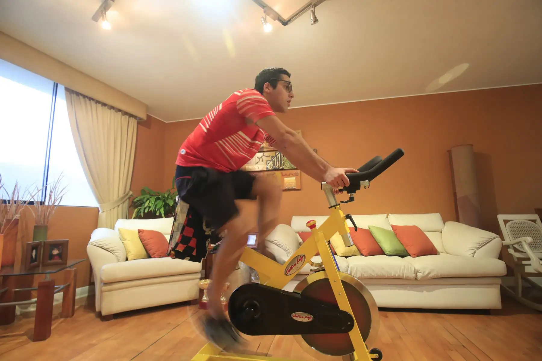 Rodrigo Ramírez deportista modalidad natación en aguas abiertas utiliza una bicicleta estacionaria. Debido a la cuarentena impuesta por el Estado para evitar contagios de covid-19 muchos deportistas han adaptado sus viviendas como centro de preparación para no perder el ritmo competitivo.

Foto: ANDINA / Juan Carlos Guzmán Negrini