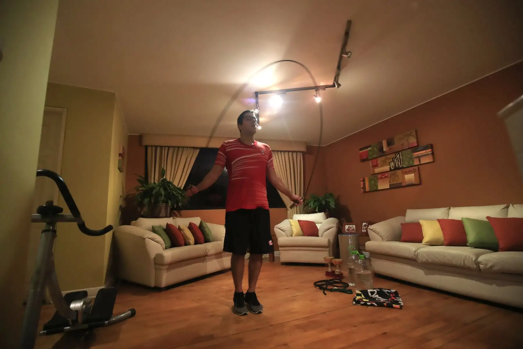 Rodrigo Ramírez deportista modalidad natación en aguas abiertas, salta la cuerda como parte de su preparación física. Debido a la cuarentena impuesta por el Estado para evitar contagios de covid-19 muchos deportistas han adaptado sus viviendas como centro de preparación para no perder el ritmo competitivo.

Foto: ANDINA / Juan Carlos Guzmán Negrini