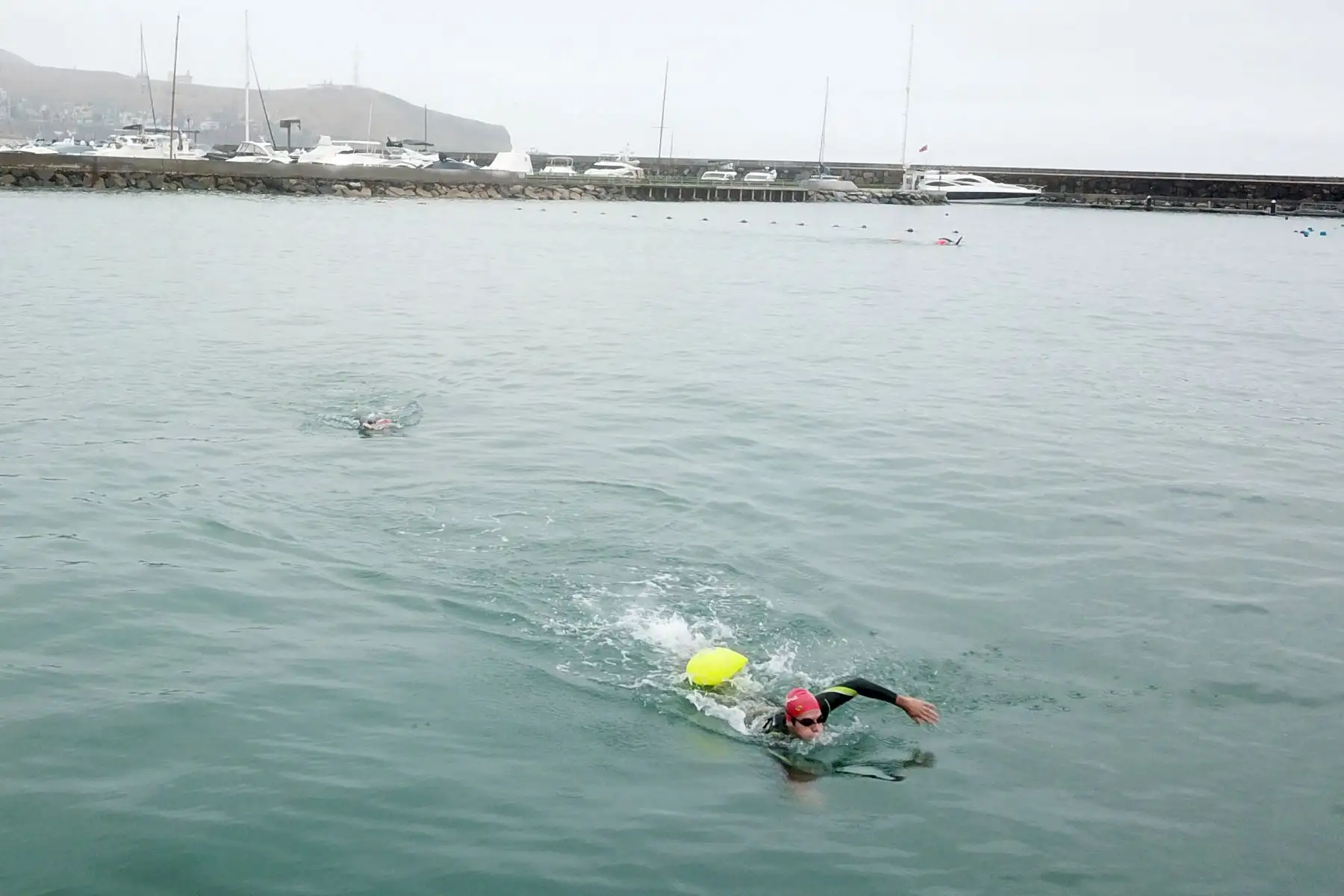 Rodrigo Ramírez deportista modalidad natación en aguas abiertas va por primera vez a entrenar en el mar luego de más de casi cien días. Debido a la cuarentena impuesta por el Estado para evitar contagios de covid-19 muchos deportistas han adaptado sus viviendas como centro de preparación para no perder el ritmo competitivo.

Foto: ANDINA / Juan Carlos Guzmán Negrini