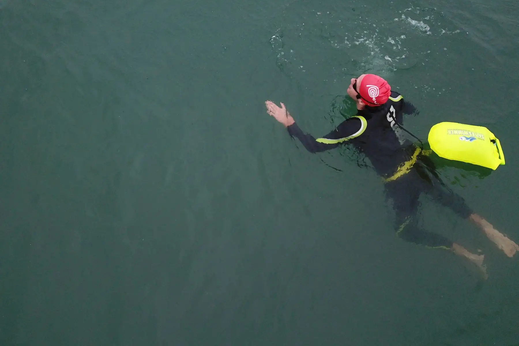 Rodrigo Ramírez deportista modalidad natación en aguas abiertas va por primera vez a entrenar en el mar luego de más de casi cien días. Debido a la cuarentena impuesta por el Estado para evitar contagios de covid-19 muchos deportistas han adaptado sus viviendas como centro de preparación para no perder el ritmo competitivo.

Foto: ANDINA / Juan Carlos Guzmán Negrini