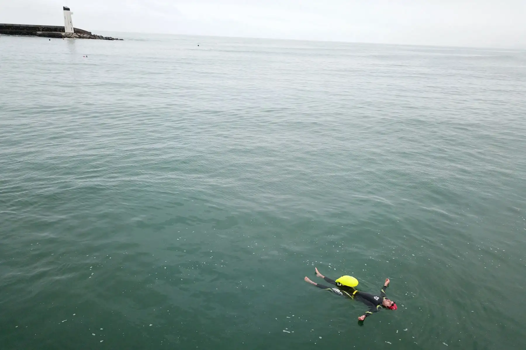 Rodrigo Ramírez deportista modalidad natación en aguas abiertas va por primera vez a entrenar en el mar luego de más de casi cien días. Debido a la cuarentena impuesta por el Estado para evitar contagios de covid-19 muchos deportistas han adaptado sus viviendas como centro de preparación para no perder el ritmo competitivo.

Foto: ANDINA / Juan Carlos Guzmán Negrini