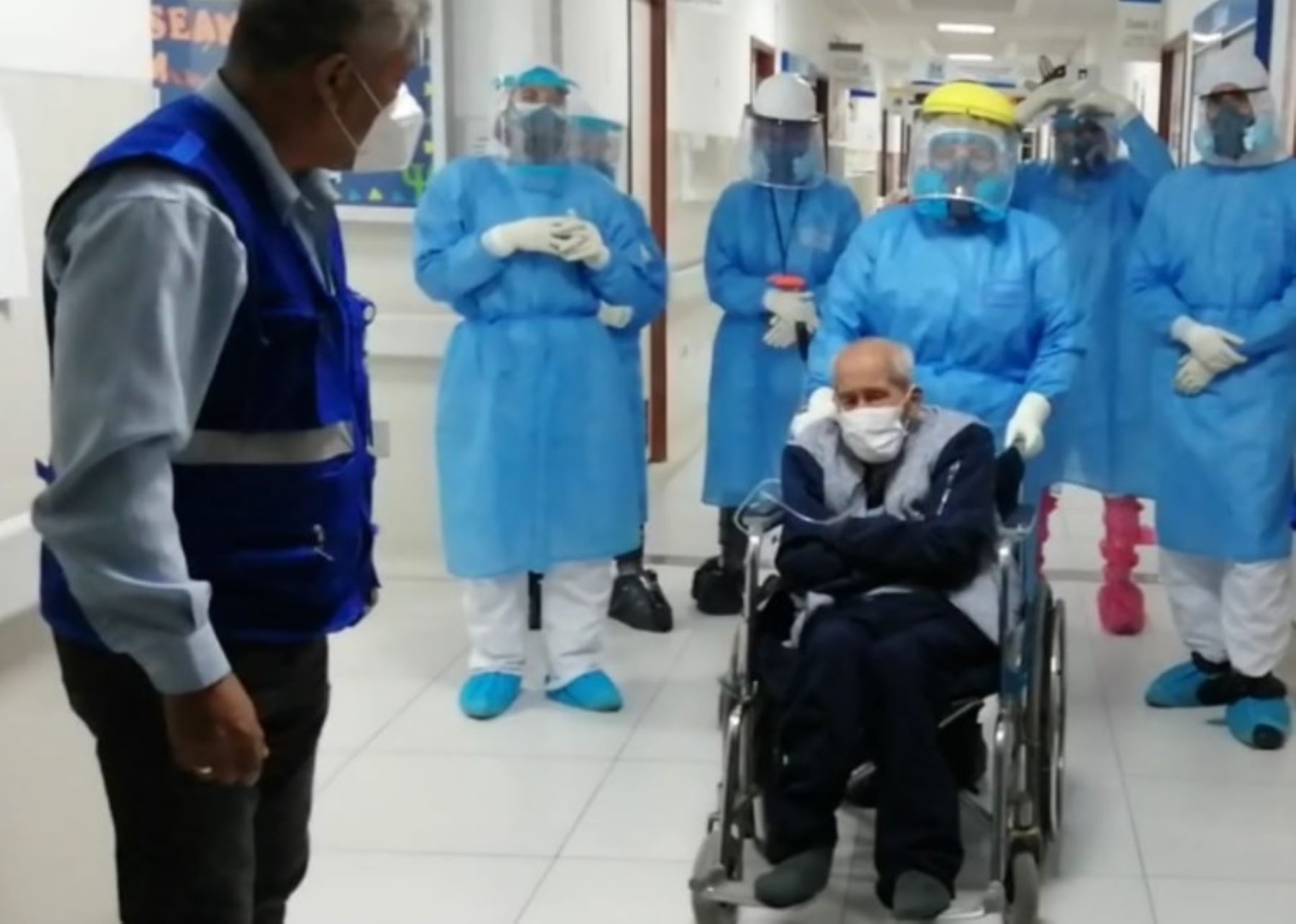 Entre aplausos del personal medico que lo atendió, un adulto mayor, de 104 años de edad, abandonó hoy el hospital III de EsSalud en Chimbote, en la región Áncash, tras permanecer internado 21 días y vencer al nuevo coronavirus.