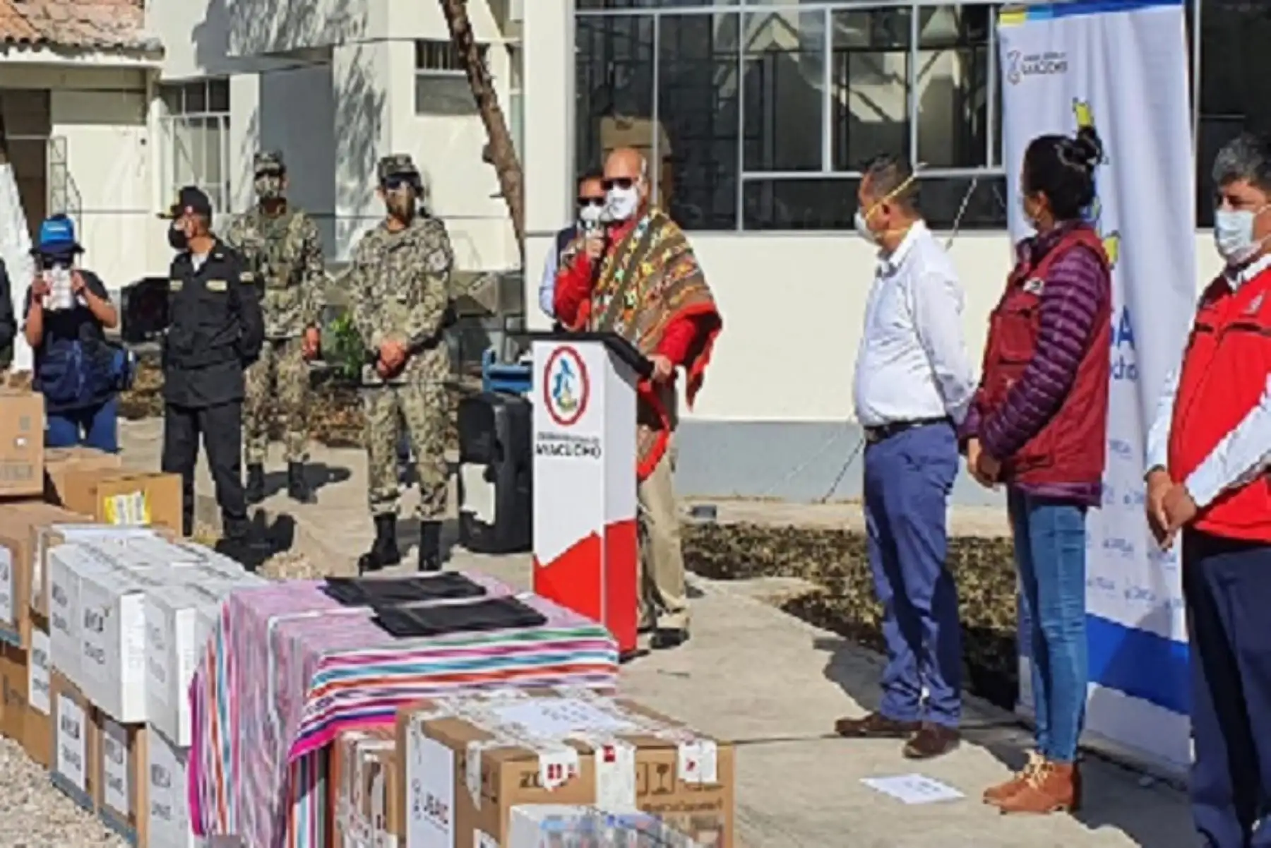 El ministro de Salud, Víctor Zamora, llevó  insumos y equipos médicos a Ayacucho como parte de la comitiva liderada por el presidente del Consejo de Ministros, Vicente Zeballos, y la jefa del Comando Covid-19, Pilar Mazzetti. La visita servirá para monitorear el avance de la pandemia y las condiciones en las que esta es enfrentada.