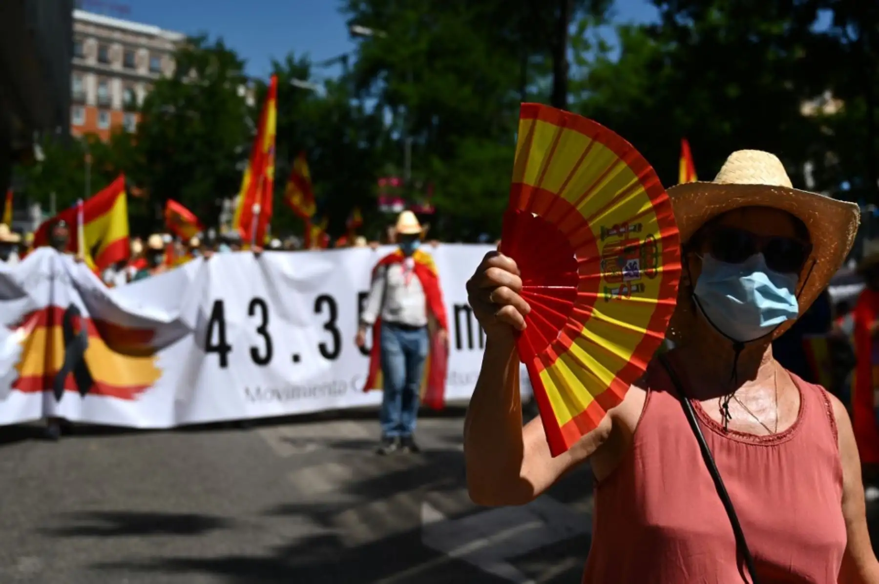 Los manifestantes marchan durante una manifestación en Madrid el 27 de junio de 2020 para pedir la renuncia del primer ministro y contra la gestión del gobierno de la crisis de salud debido al nuevo coronavirus. Foto: AFP