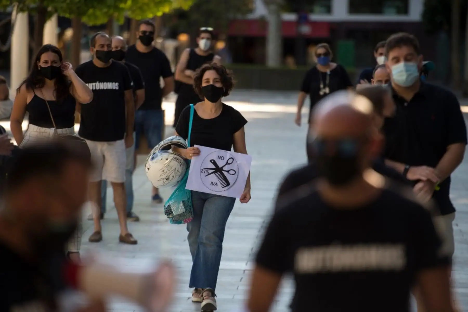 Los trabajadores independientes que usan máscaras faciales, en Sevilla. Foto: AFP