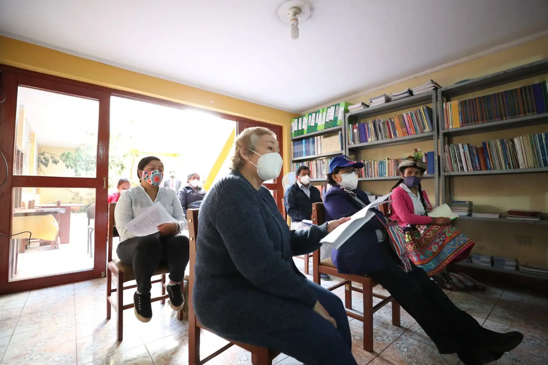 Para coordinar acciones en beneficio de las poblaciones vulnerables de la región ante el Covid-19, el premier Vicente Zeballos y la ministra de la Mujer, Gloria Montenegro, sostuvieron una reunión con los representantes de la Mesa de Concertación para la Lucha contra la Pobreza, en Ayacucho. Foto: ANDINA/PCM