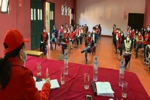 La ministra Gloria Montenegro integra la delegación oficial que lidera el presidente del Consejo de Ministros, Vicente Zeballos, y que llegó a Ayacucho para informar la labor desplegada por el Estado frente al coronavirus. También lo acompañan los titulares de los sectores Salud,  Cultura y Vivienda, Construcción y Saneamiento.