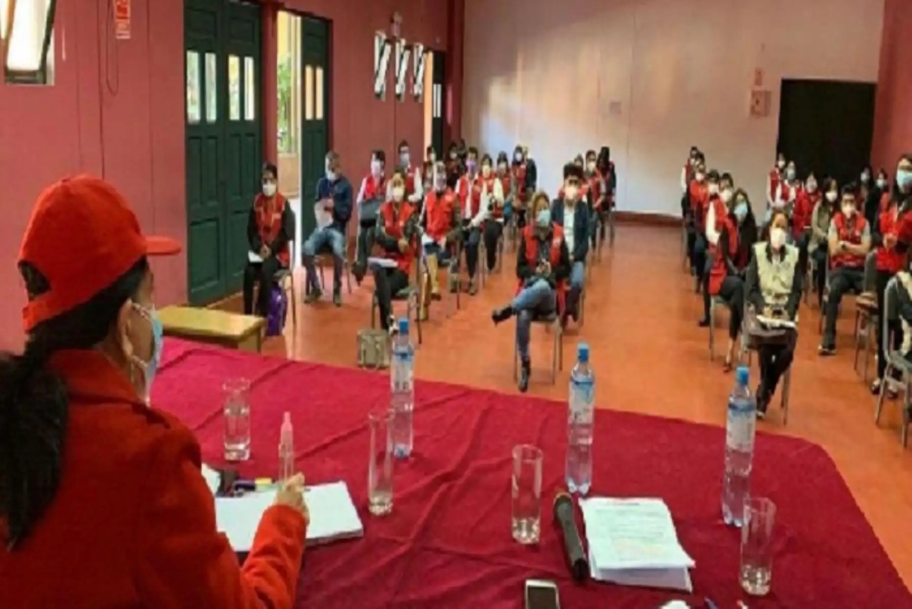 La ministra Gloria Montenegro integra la delegación oficial que lidera el presidente del Consejo de Ministros, Vicente Zeballos, y que llegó a Ayacucho para informar la labor desplegada por el Estado frente al coronavirus. También lo acompañan los titulares de los sectores Salud,  Cultura y Vivienda, Construcción y Saneamiento.