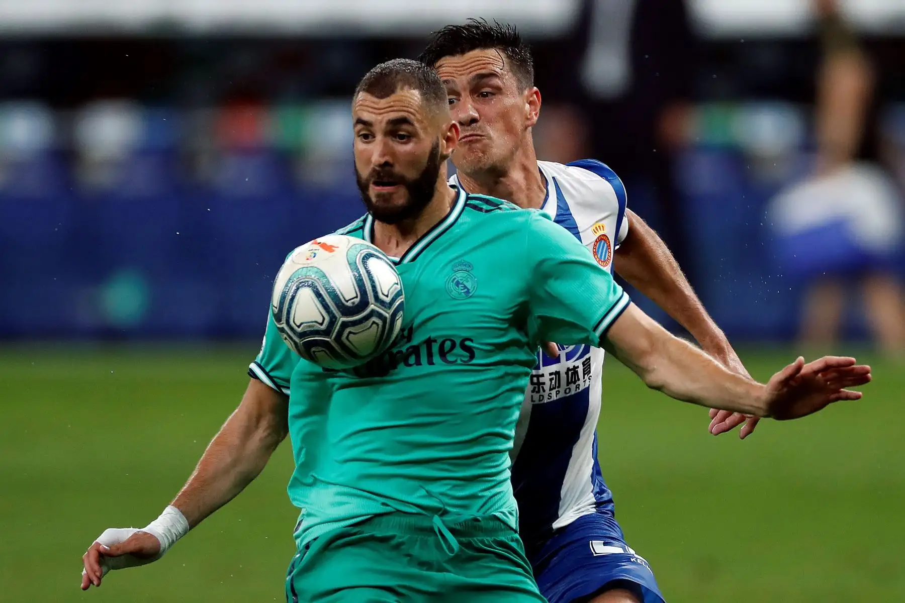 El delantero francés del Real Madrid, Karim Benzema, supera a Rosendo, del RCD Espanyol durante el partido correspondiente a la jornada 32 de LaLiga Santander. Foto: EFE