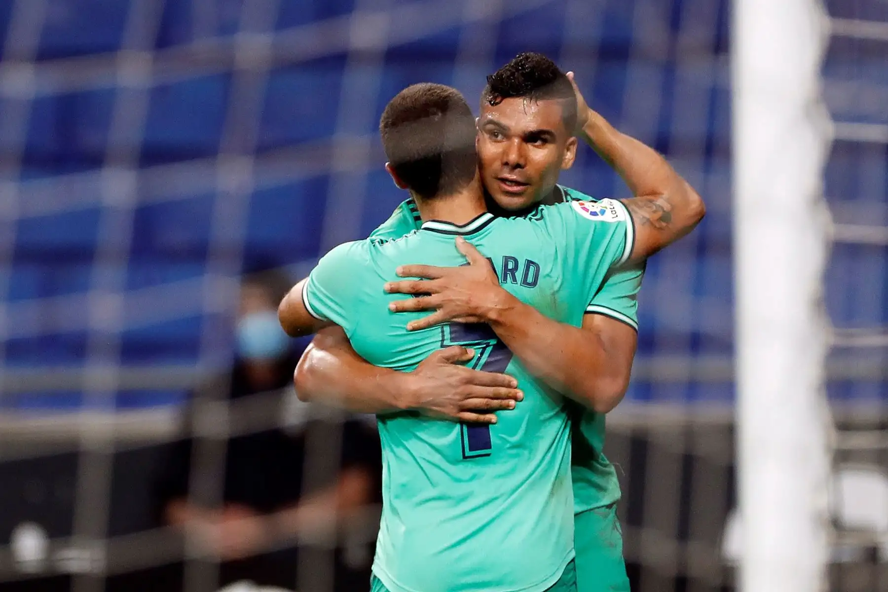 El centrocampista brasileño del Real Madrid, Carlos Henrique Casemiro, celebra su gol ante el RCD Espanyol durante el partido correspondiente a la jornada 32 de LaLiga Santander. Foto: EFE