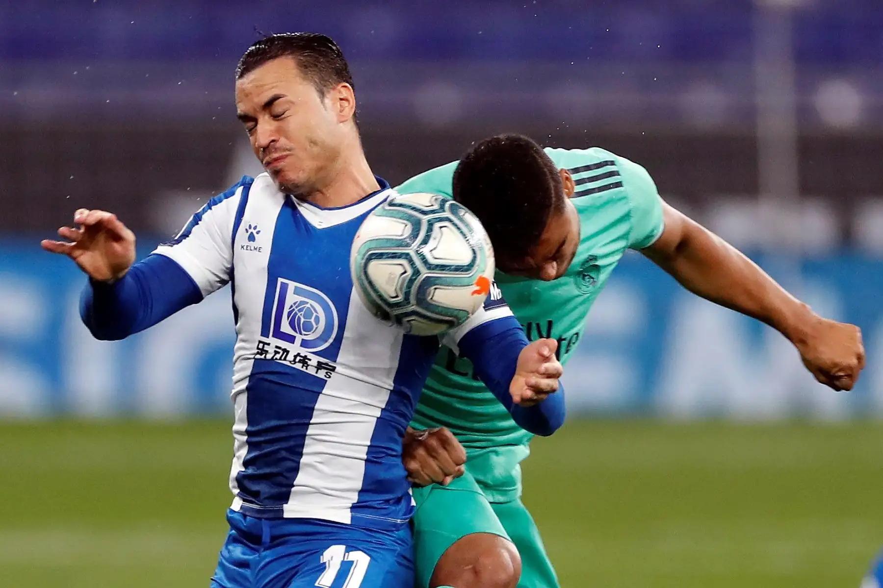 El delantero del Espanyol, Raúl de Tomás, pelea por el control del balón con el jugador brasileño del Real Madrid, Casemiro durante partido de LaLiga Santander. Foto: EFE