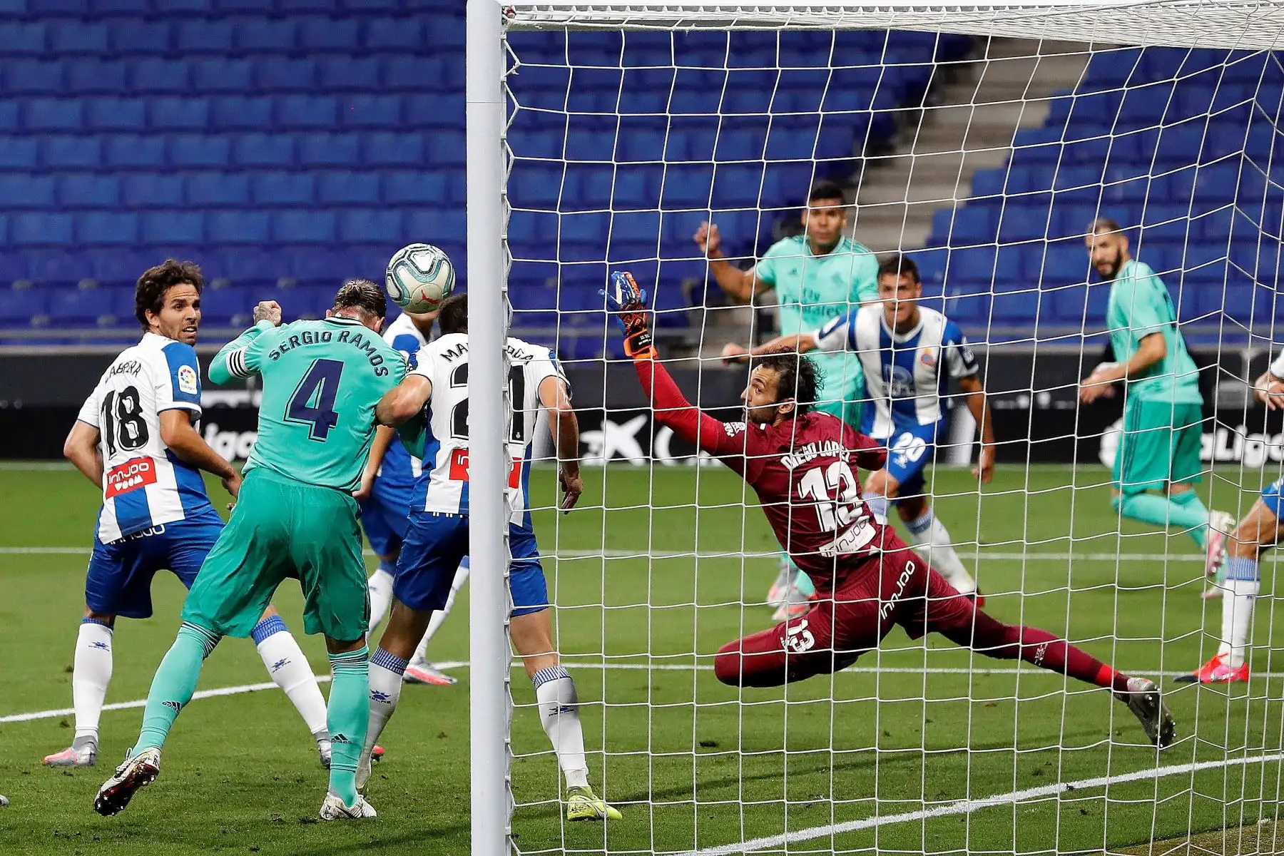 El capitán del Real Madrid, Sergio Ramos, remata de cabeza ante la portería del Espanyol durante el partido correspondiente a la jornada 32 de LaLiga Santander. Foto: EFE