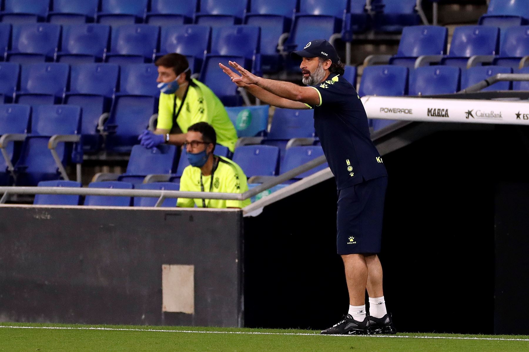 El entrenador del Espanyol, Francisco Joaquín Pérez Rufete, da instrucciones a sus jugadores durante el partido correspondiente a la jornada 32 de LaLiga Santander. Foto: EFE