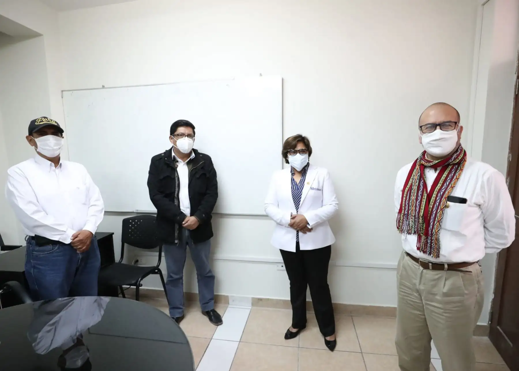 A fin de conocer la situación del personal de salud en Ayacucho, el premier Vicente Zeballos y el ministro de Salud, Víctor Zamora, dialogan con Silvia De La Cruz, decana del Colegio Médico Regional, y Héctor Chávez Chuchón, presidente de la Federación Médica de dicha región. Foto: ANDINA/PCM