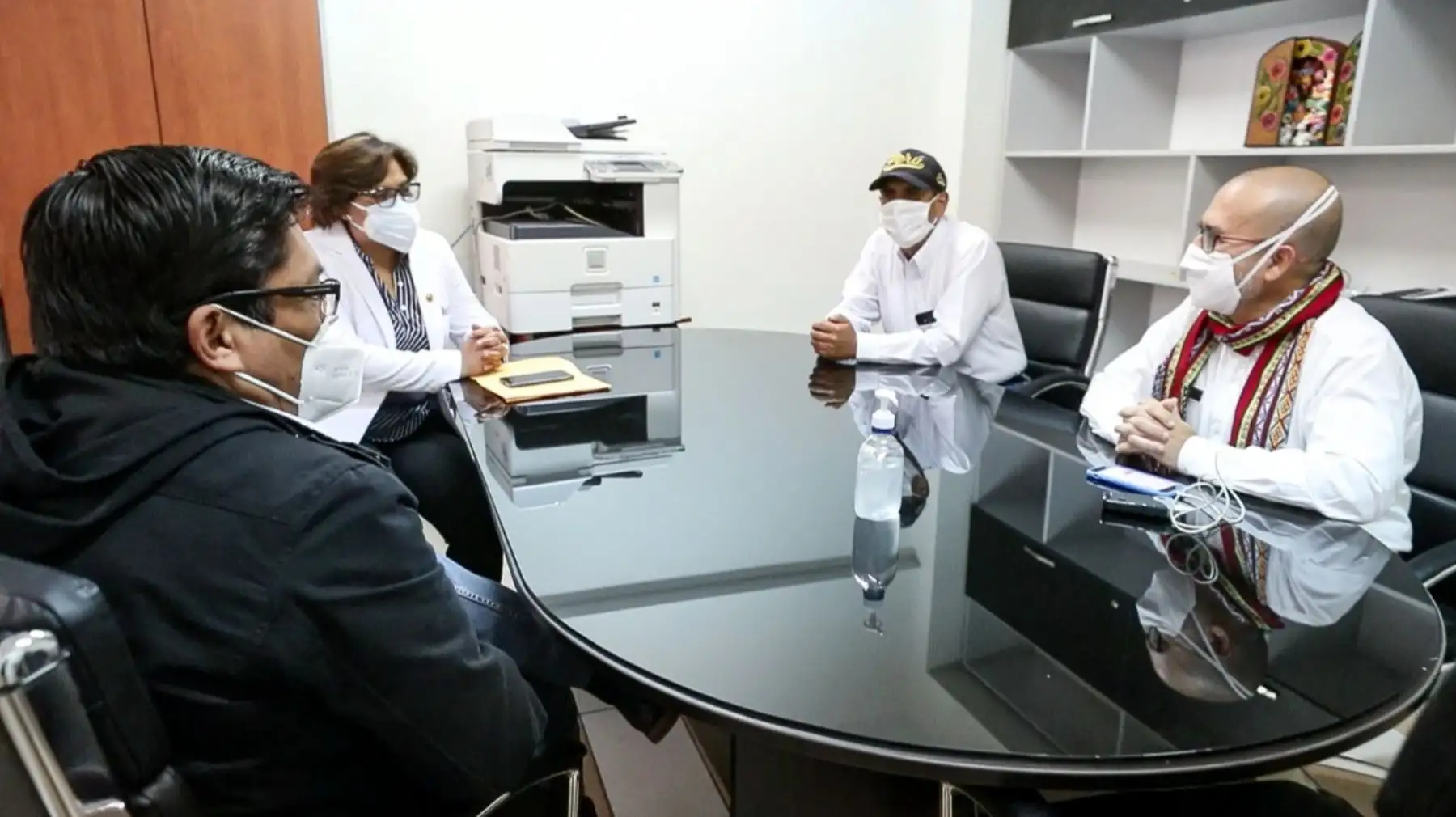A fin de conocer la situación del personal de salud en Ayacucho, el premier Vicente Zeballos y el ministro de Salud, Víctor Zamora, dialogan con Silvia De La Cruz, decana del Colegio Médico Regional, y Héctor Chávez Chuchón, presidente de la Federación Médica de dicha región. Foto: ANDINA/PCM