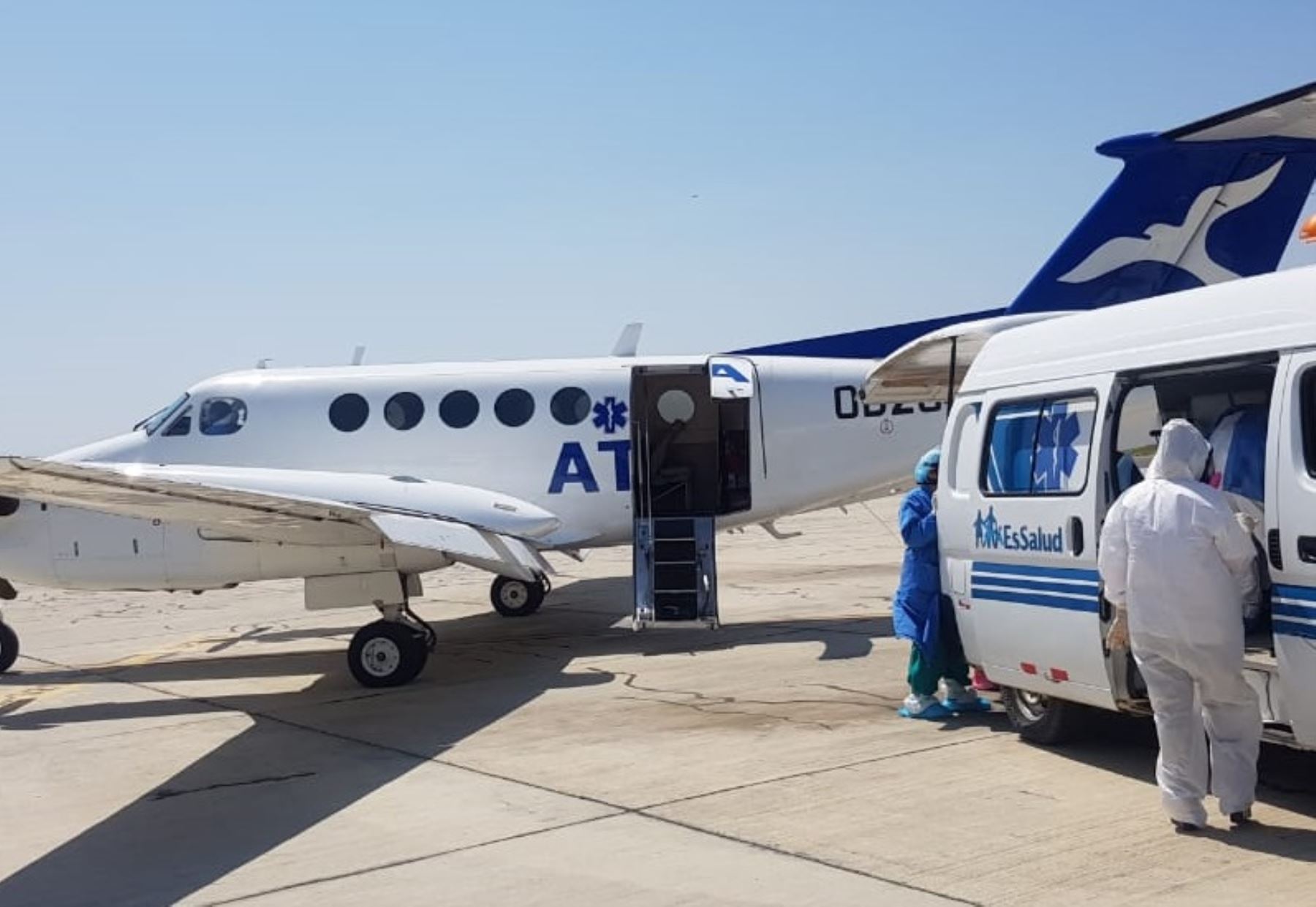 Ambulancias aéreas trasladan a Lima a dos médicos y un enfermero con diagnósticos covid-19 desde Piura y Amazonas y fueron internados en hospitales Rebagliati y Sabogal de EsSalud. ANDINA/Difusión