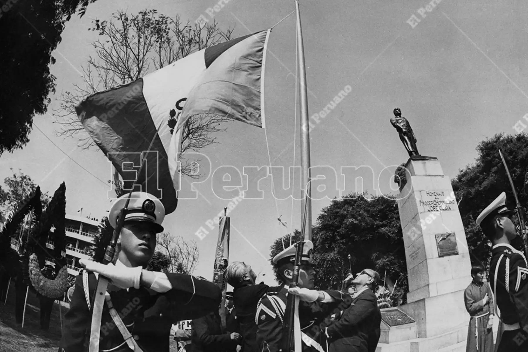 Lima - 29 junio 1975 / Las Fuerzas Armadas rinden homenaje al procer chorrillano José Olaya.

 Foto: Archivo Histórico de El Peruano / Rolando Ángeles