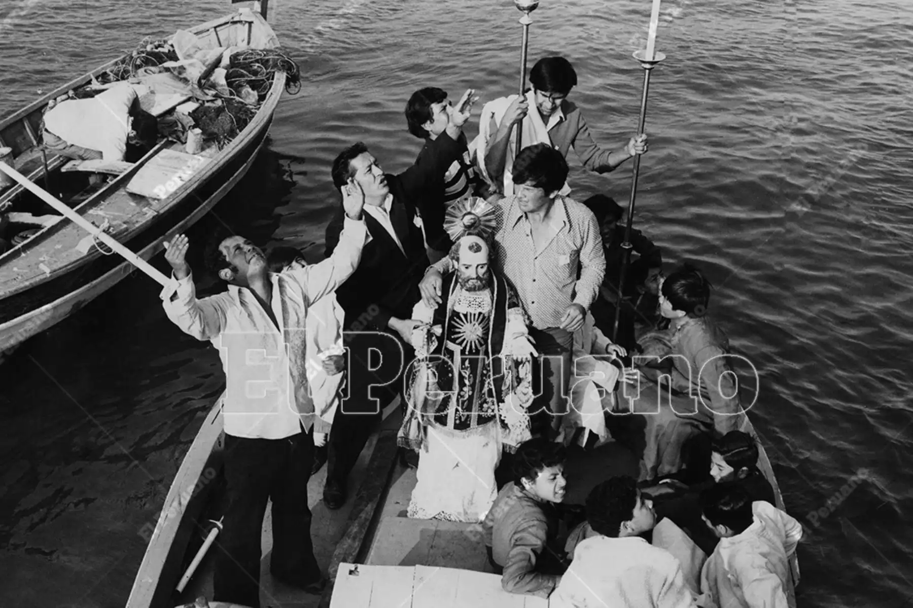 Chorrillos - 29 junio 1975  /  Procesión de San Pedro y celebración del Día del Pescador en el mar de Chorrillos.  

Foto: Archivo Histórico de El Peruano / Bernabé Wong