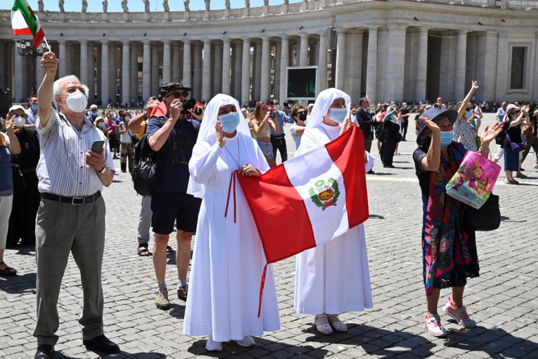Monjas con la bandera peruana aplauden después de la oración del Papa Francisco del Ángelus pronunciada en la Plaza de San Pedro en el Vaticano. Foto: AFP