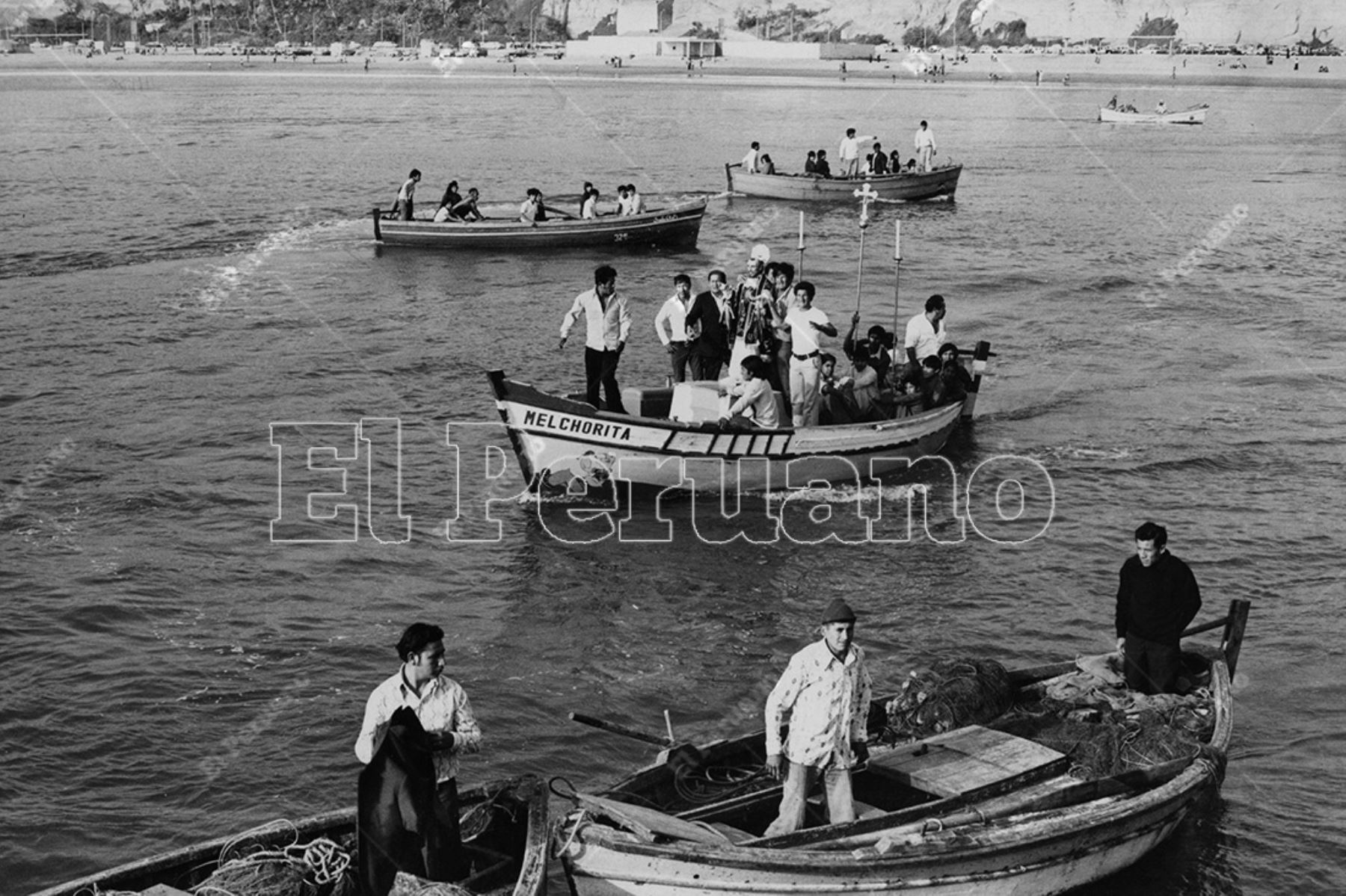Chorrillos - 29 junio 1975  / Procesión de San Pedro y celebración del Día del Pescador en el mar de Chorrillos.  

Foto: Archivo Histórico de El Peruano / Bernabé Wong