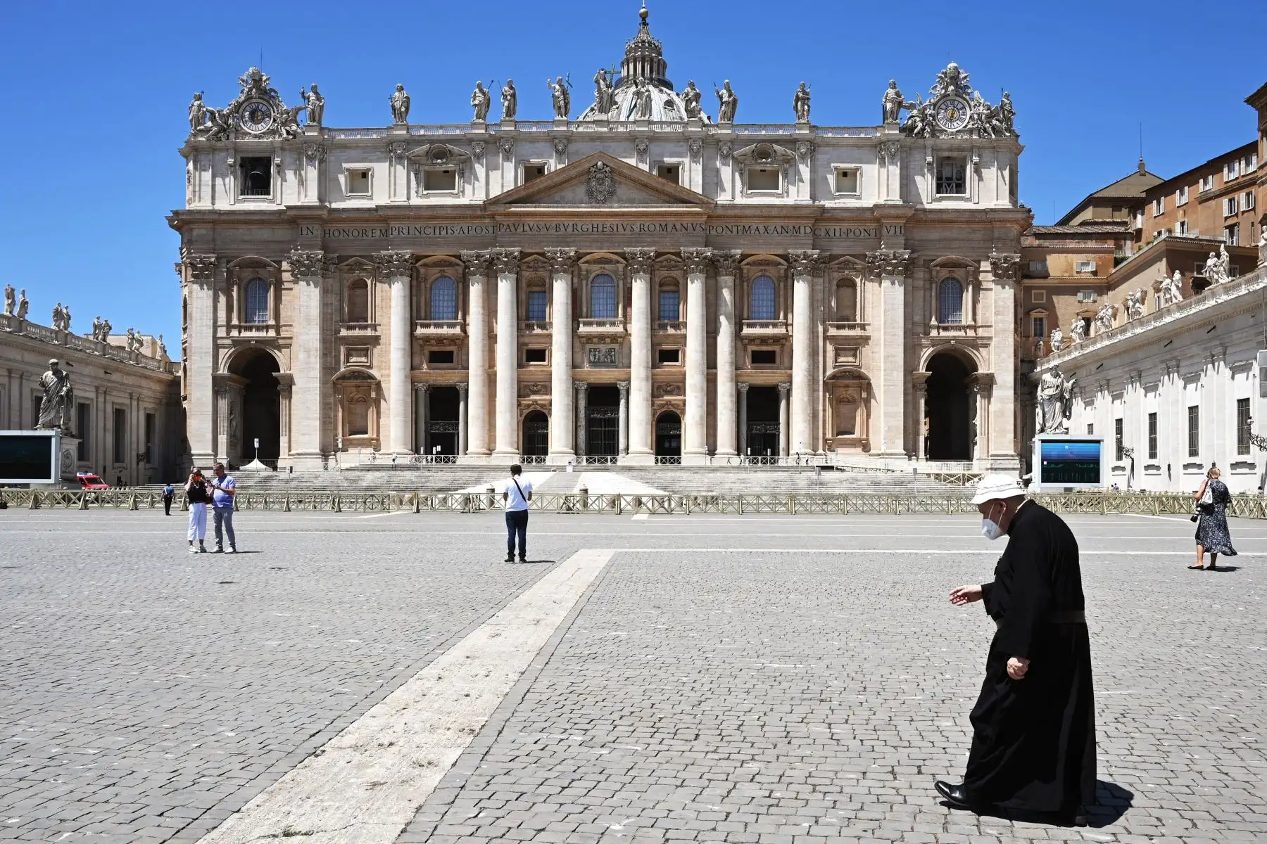 Un sacerdote se va después de la oración Angelus del Papa Francisco en la Plaza de San Pedro en el Vaticano. Foto: AFP