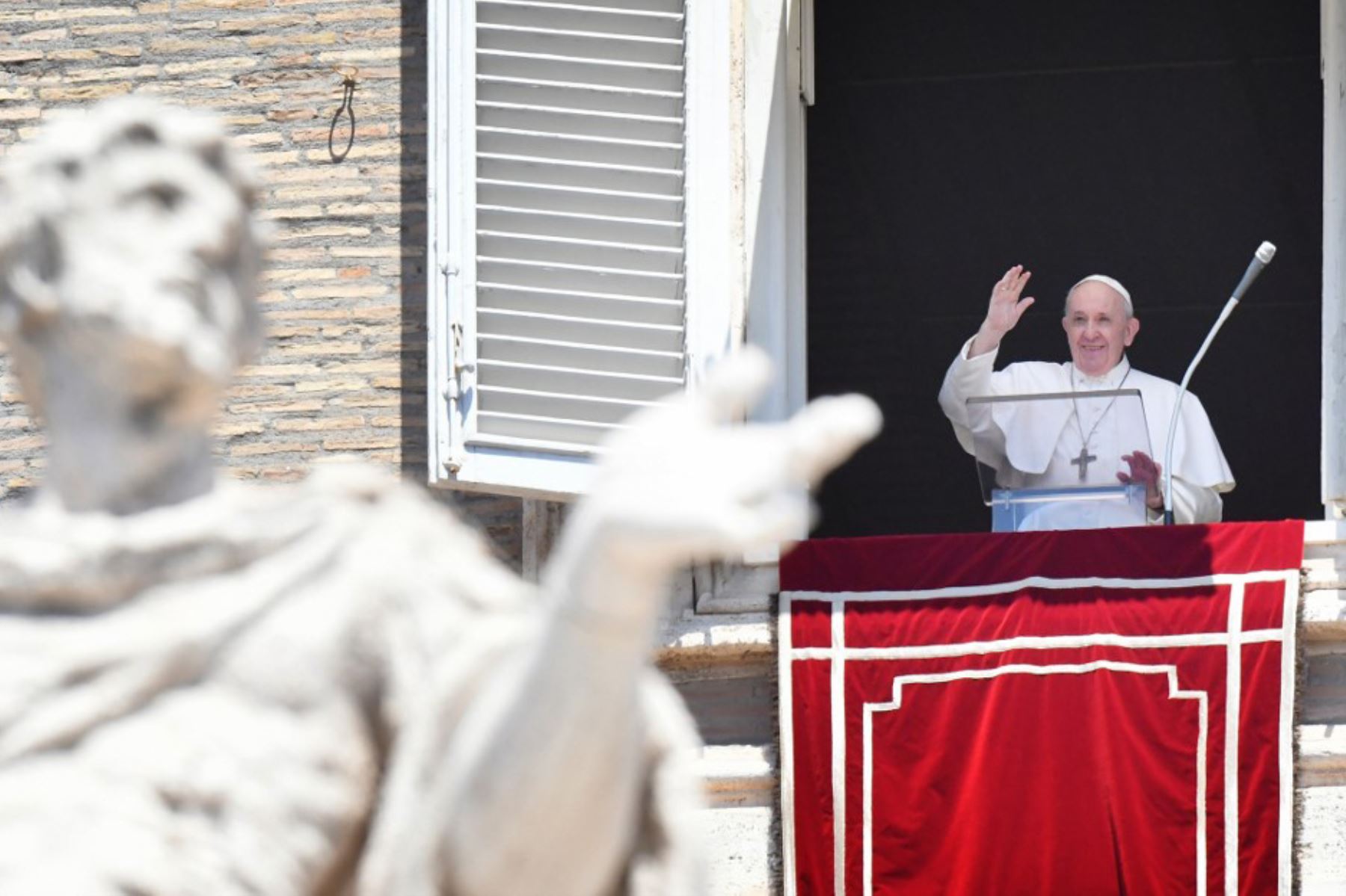 El Papa Francisco saluda a los fieles en la Plaza de San Pedro en el Vaticano, durante la oración semanal del Ángelus, mientras la ciudad-estado alivia su bloqueo para frenar la propagación del covid-19. Foto: AFP