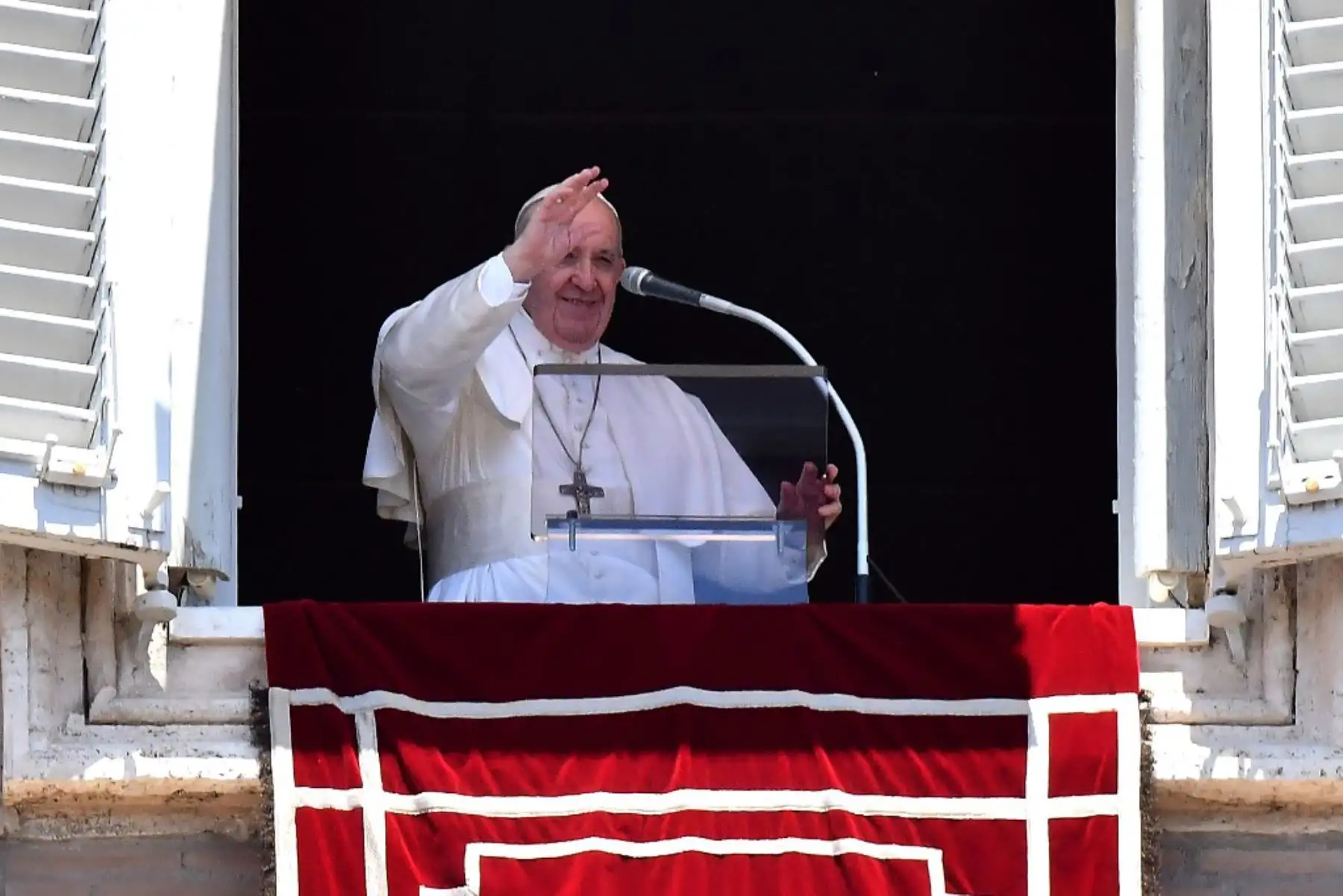 El Papa Francisco saluda a los fieles en la Plaza de San Pedro en el Vaticano, durante la oración semanal del Ángelus, mientras la ciudad-estado alivia su bloqueo para frenar la propagación del covid-19. Foto: AFP