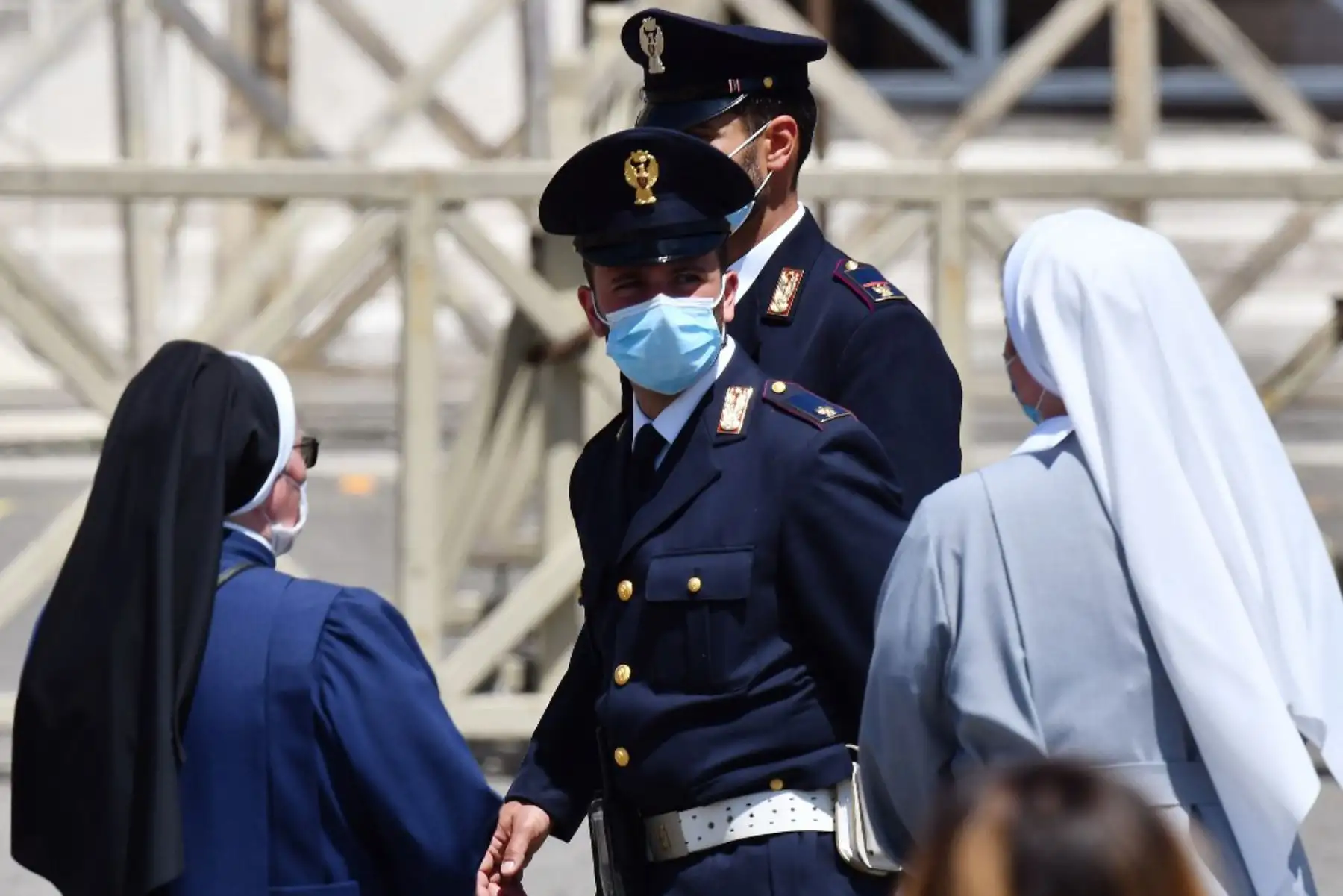 Medidas de seguridad en la Plaza de San Pedro en el Vaticano, durante la oración semanal del Ángelus, mientras la ciudad-estado alivia su bloqueo para frenar la propagación del covid-19. Foto: AFP