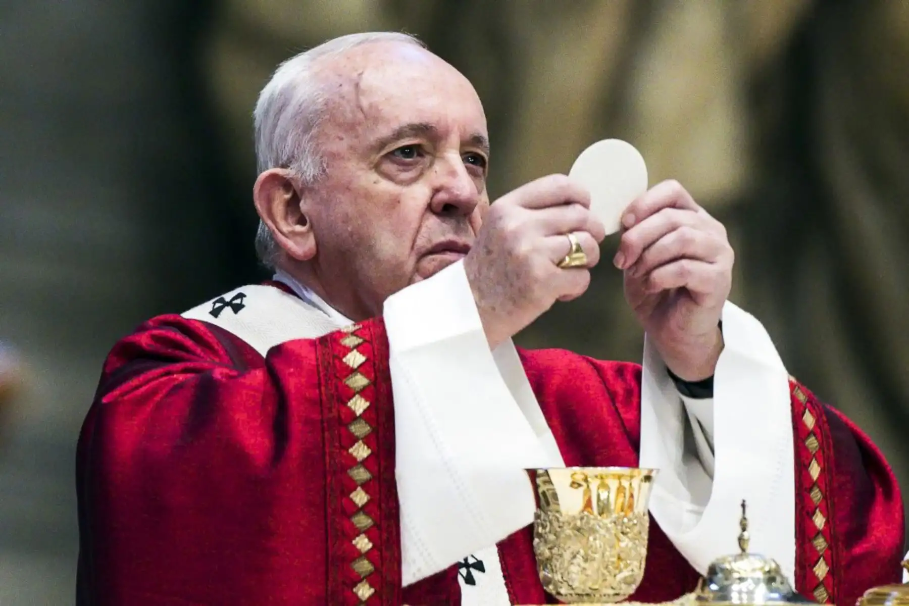 El Papa Francisco, durante la oración semanal del Ángelus, mientras que la ciudad-estado alivia su bloqueo para frenar la propagación del covid-19. Foto: AFP
