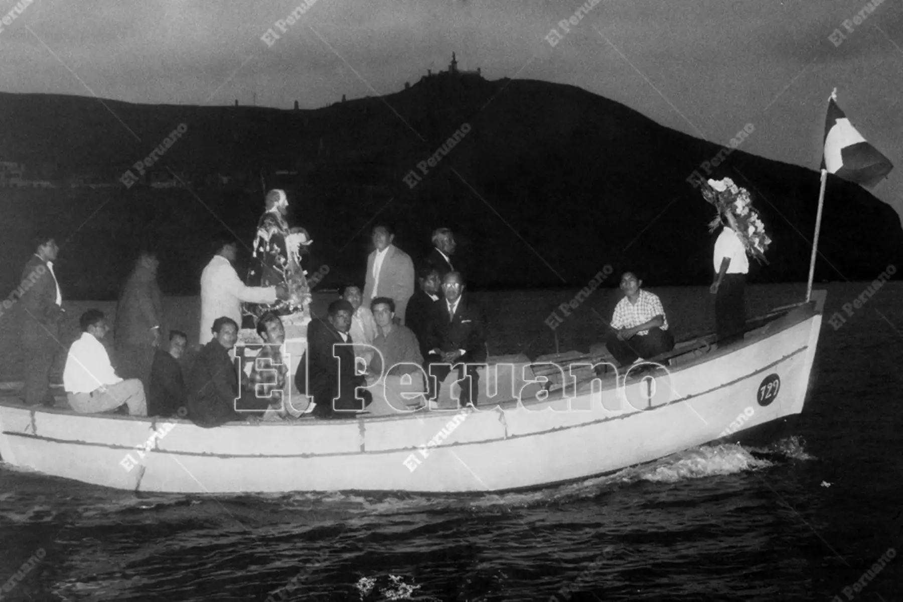 Lima - 29 junio 1957  / Procesión de San Pedro y Día del Pescador en el mar de Chorrillos.  

Foto: Archivo Histórico de El Peruano / Alejandro Meza
