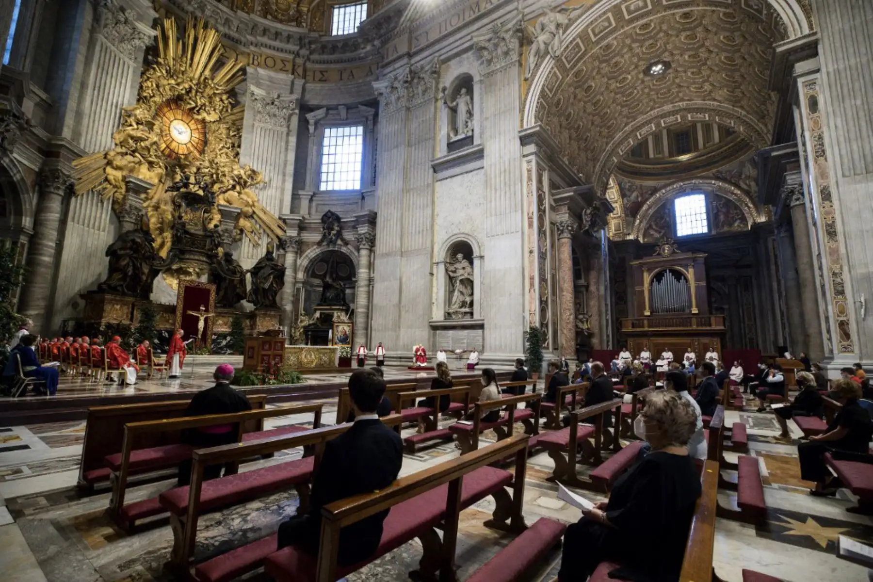 El Papa Francisco, durante la oración semanal del Ángelus, mientras que la ciudad-estado alivia su bloqueo para frenar la propagación del covid-19. Foto: AFP