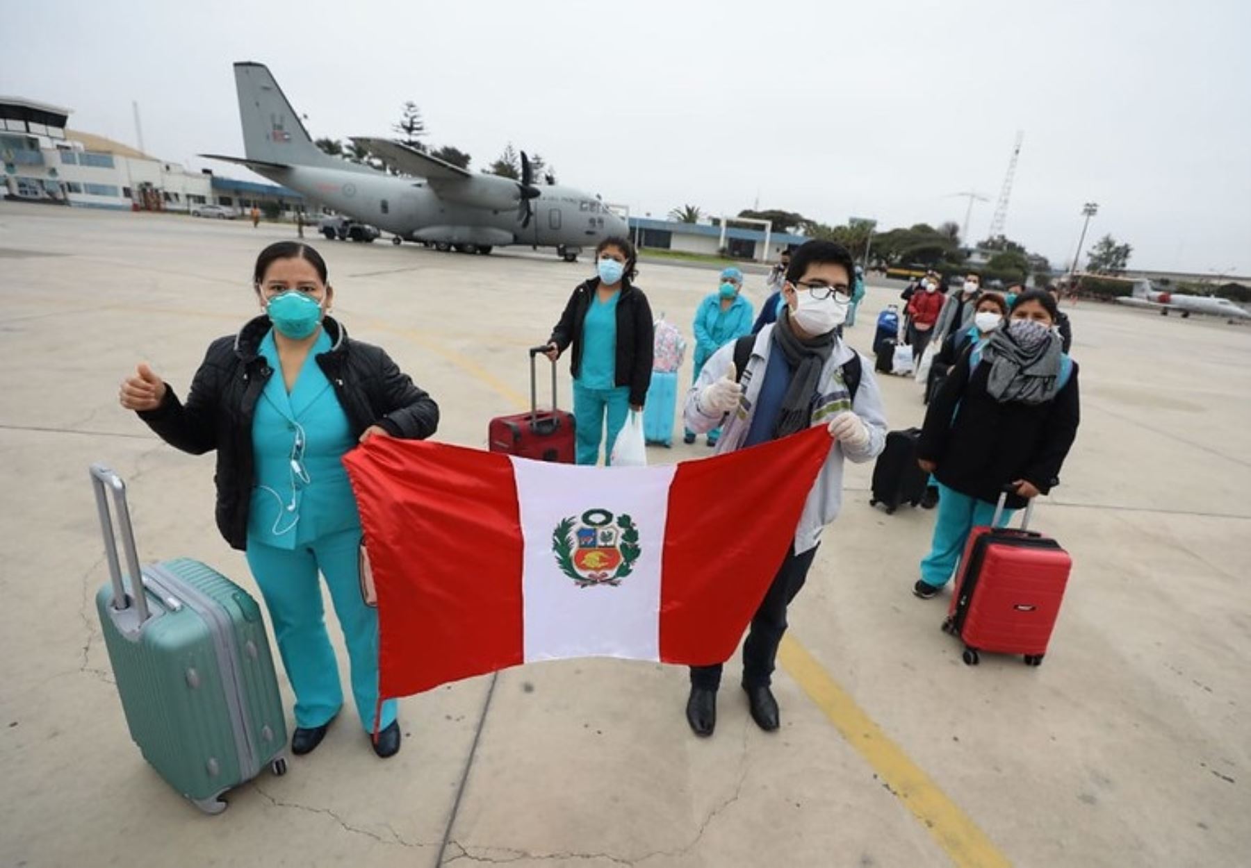 Un total de 36 profesionales de la salud, entre médicos, enfermeras y técnicos, viajaron hoy con destino a Amazonas y Madre de Dios para reforzar la atención contra el coronavirus. ANDINA/Difusión
