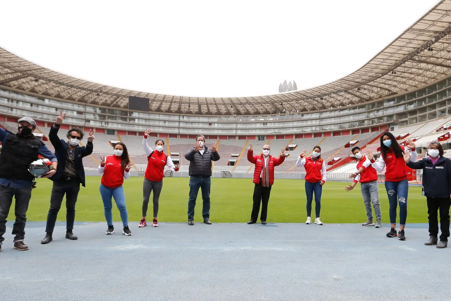 Ministro de Salud Víctor Zamora presidió el lanzamiento de canción "En Nuestras Manos" con los músicos Pelo Madueño y artistas invitados.  Foto: MINSA