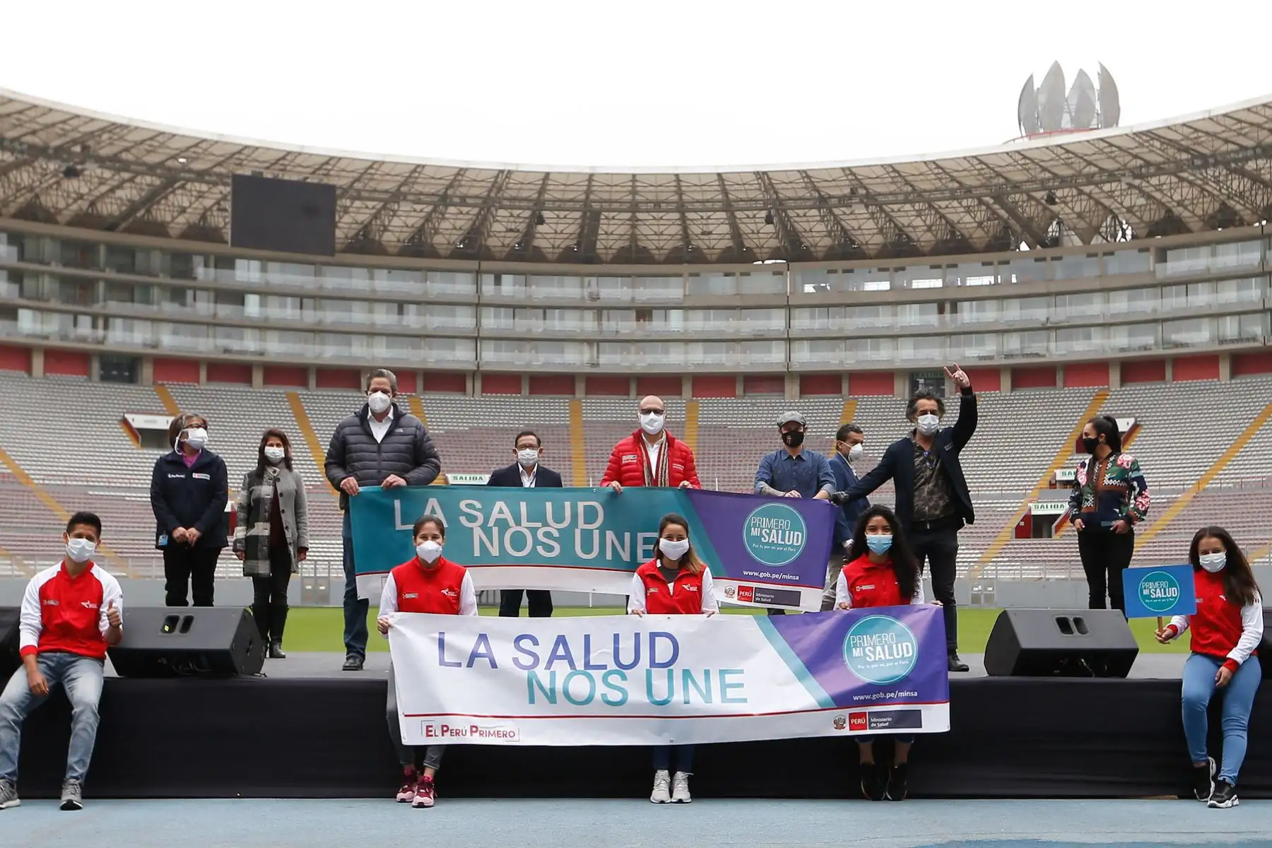Ministro de Salud Víctor Zamora presidió el lanzamiento de canción "En Nuestras Manos" con los músicos Pelo Madueño y artistas invitados.  Foto: MINSA