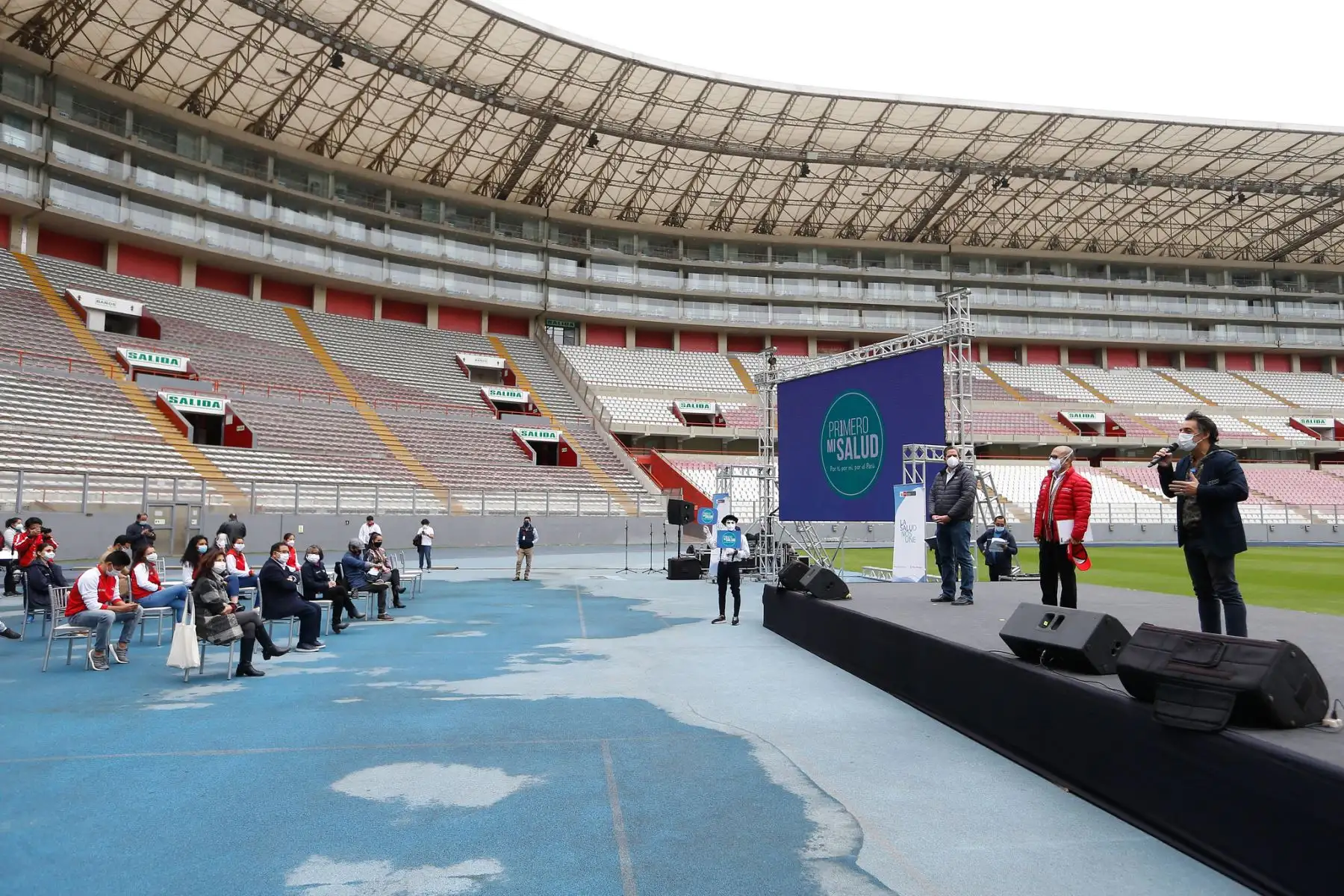 Ministro de Salud Víctor Zamora presidió el lanzamiento de canción "En Nuestras Manos" con los músicos Pelo Madueño y artistas invitados.  Foto: MINSA