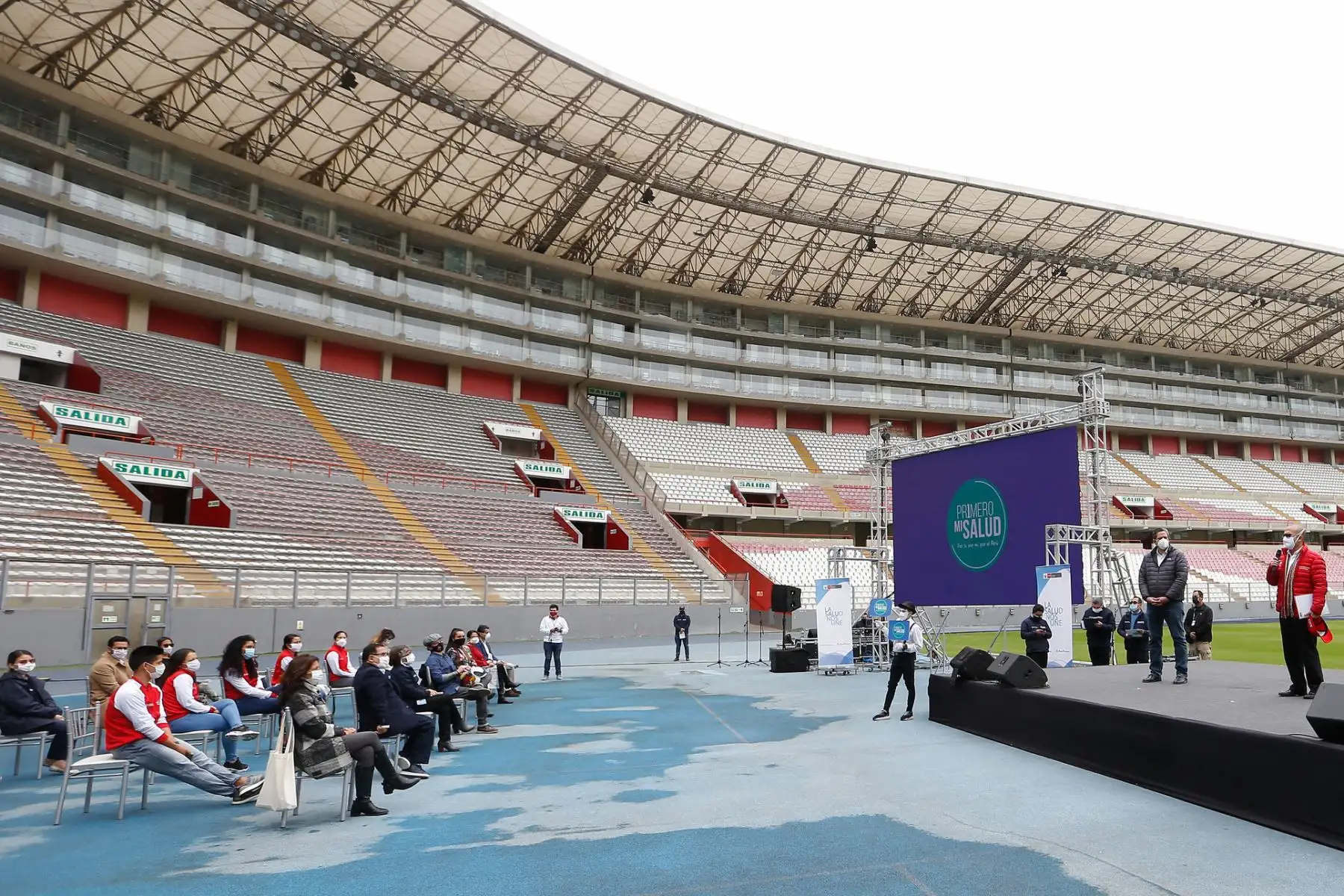 Ministro de Salud Víctor Zamora presidió el lanzamiento de canción "En Nuestras Manos" con los músicos Pelo Madueño y artistas invitados.  Foto: MINSA