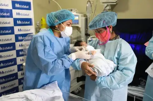El pequeño Leónidas Ángel, en brazos de su madre, recibe el alta en el hospital Rebagliati de EsSalud.
