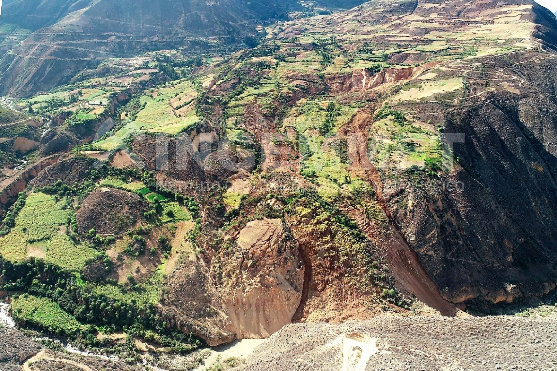 Zona de deslizamiento por saturación de suelos en la provincia de Antonio Raimondi, región Áncahs. Imagen captada por un equipo técnico del Ingemmet.