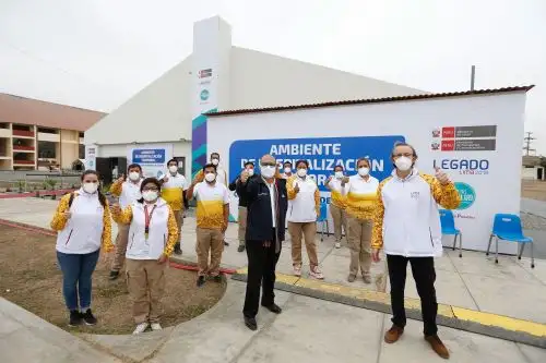 Ministro de Salud, Víctor Zamora, supervisó el inicio de operación del hospital temporal covid-19 instalado en el coliseo Lolo Fernández de Cañete.